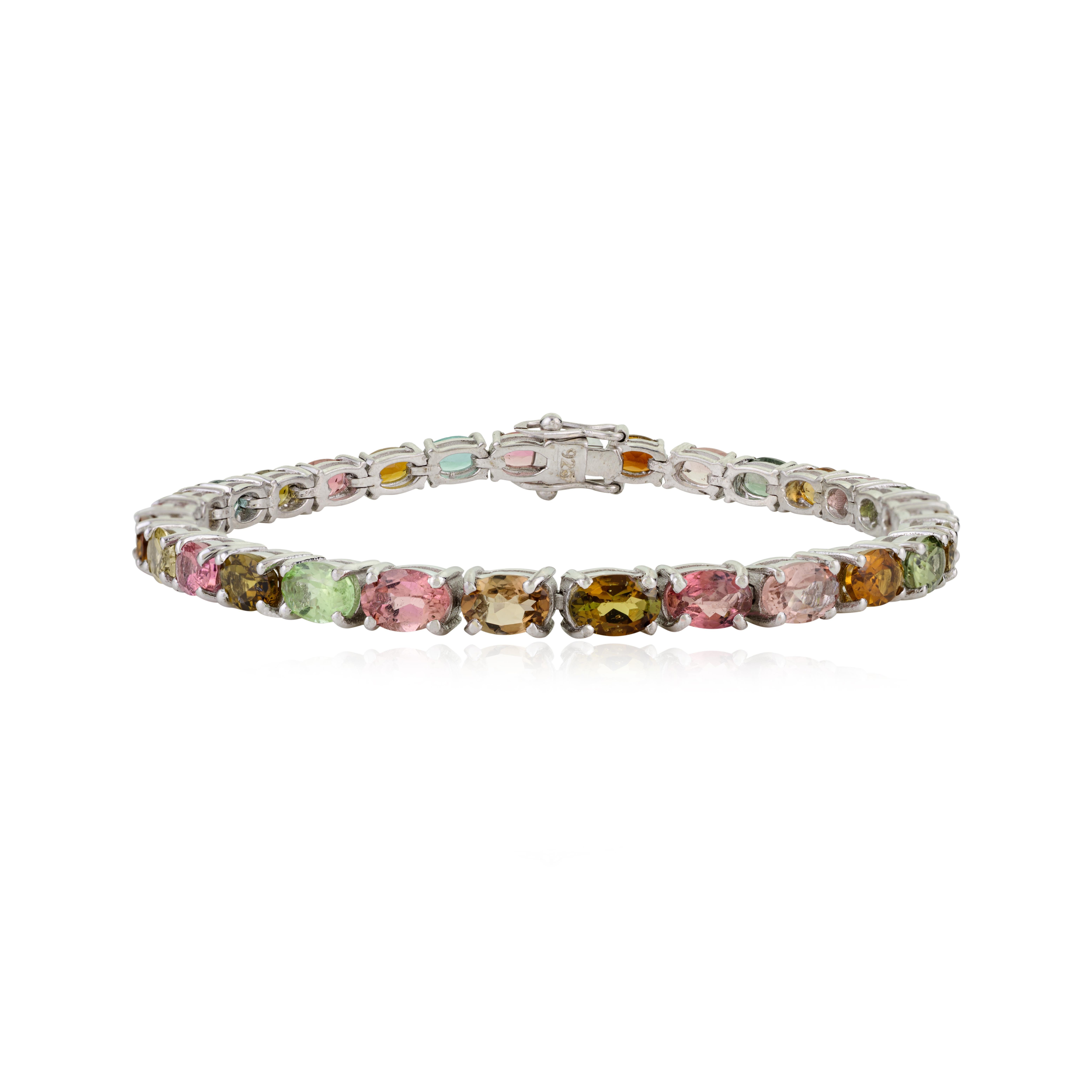 Realizzato a mano in argento puro, questo bracciale modernista con gemme multi-turmaline è incastonato con 29 gemme naturali dal taglio ovale, ciascuna delle quali misura 6x4 mm, per un totale di 13,5 carati. Le pietre sono incastonate e disposte in