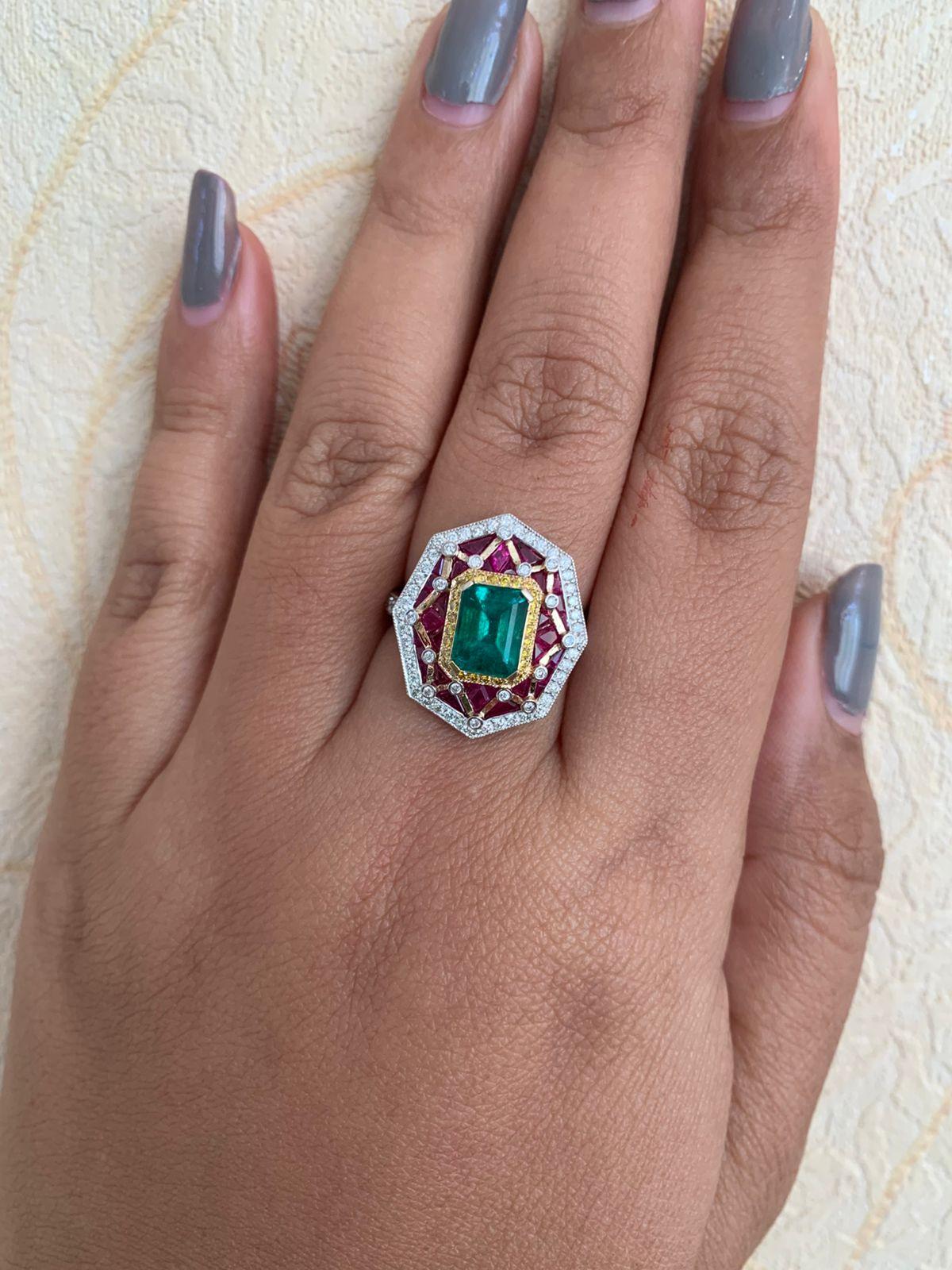 1.35 Carat Octagon Emerald, Burmese Ruby, Diamond Ring in 18 Karat White Gold Neuf - En vente à Bangkok, TH
