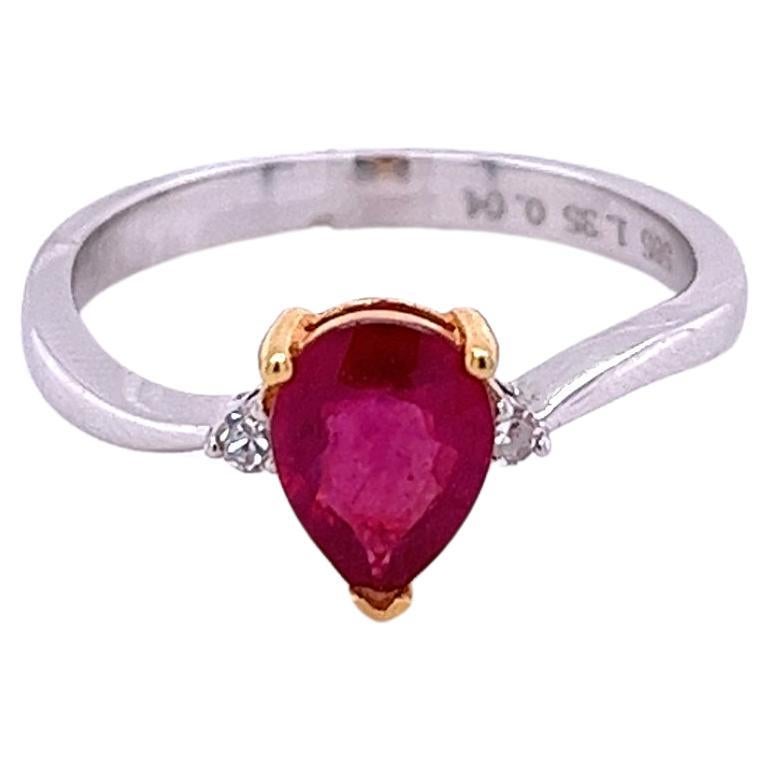 Bague à anneau incurvée en or blanc 14 carats avec rubis naturel de taille poire de 1,35 carat et diamants