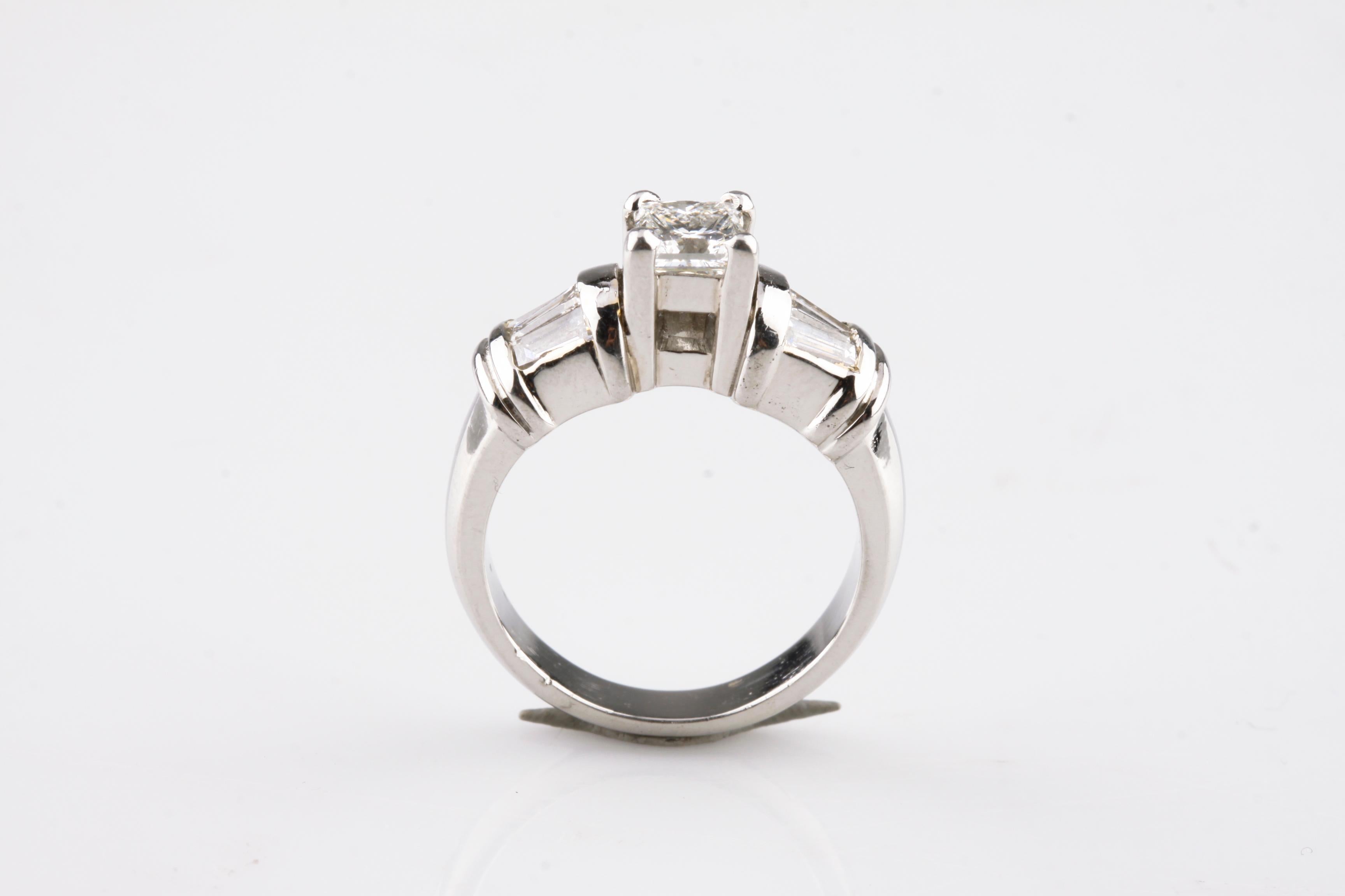 Moderno Anello di fidanzamento in platino con diamante taglio principessa da 1.35 carati in vendita