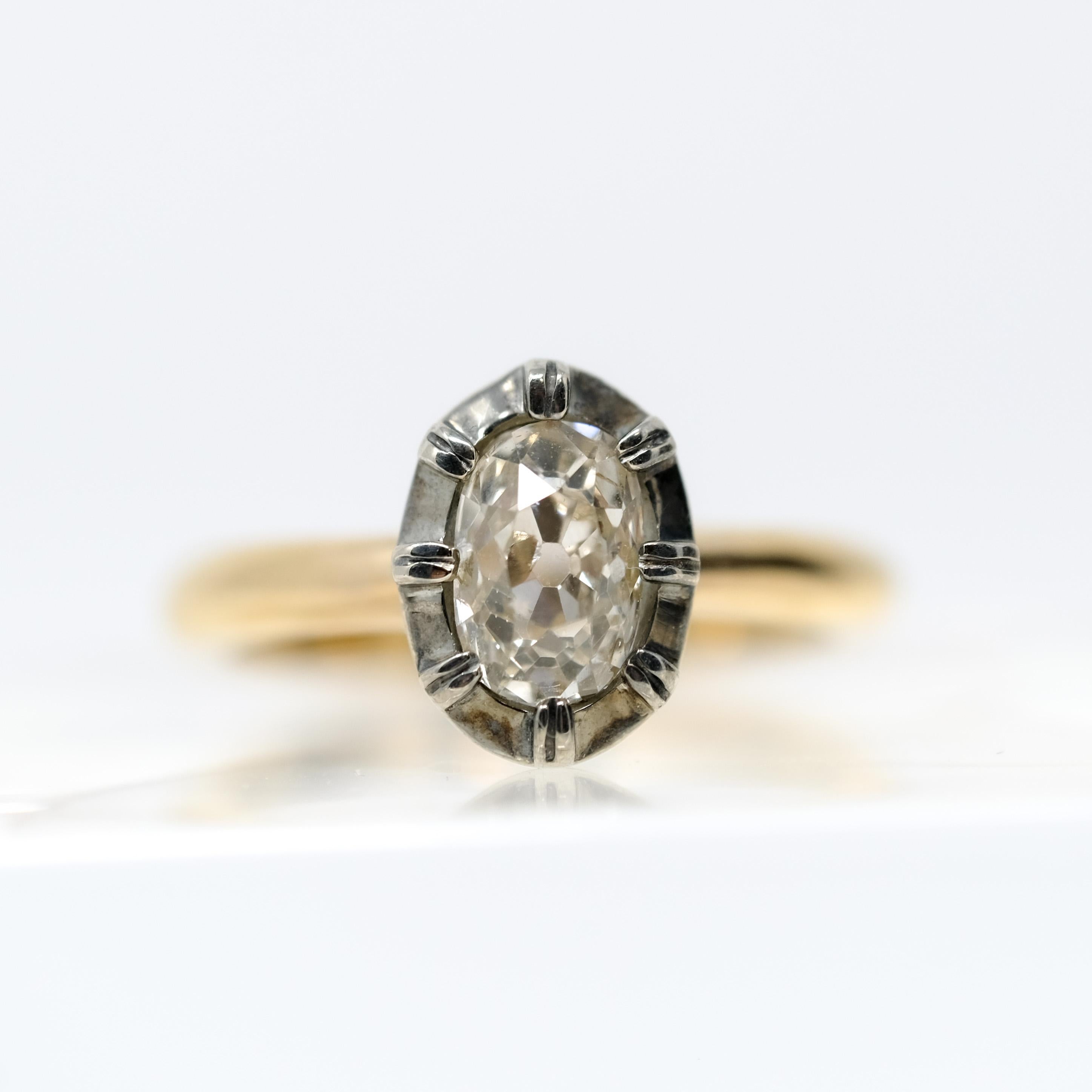 1,35 Karat aufgearbeiteter, klobiger, antiker Diamant im Altminenschliff in 19 Karat Goldfassung
Shank ist aus 18 Karat Gold