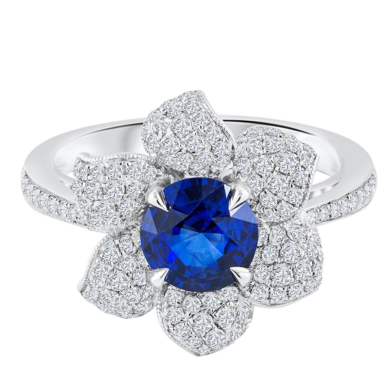 Roman Malakov Bague à la mode à fleurs en saphir bleu rond de 1,35 carat et diamants