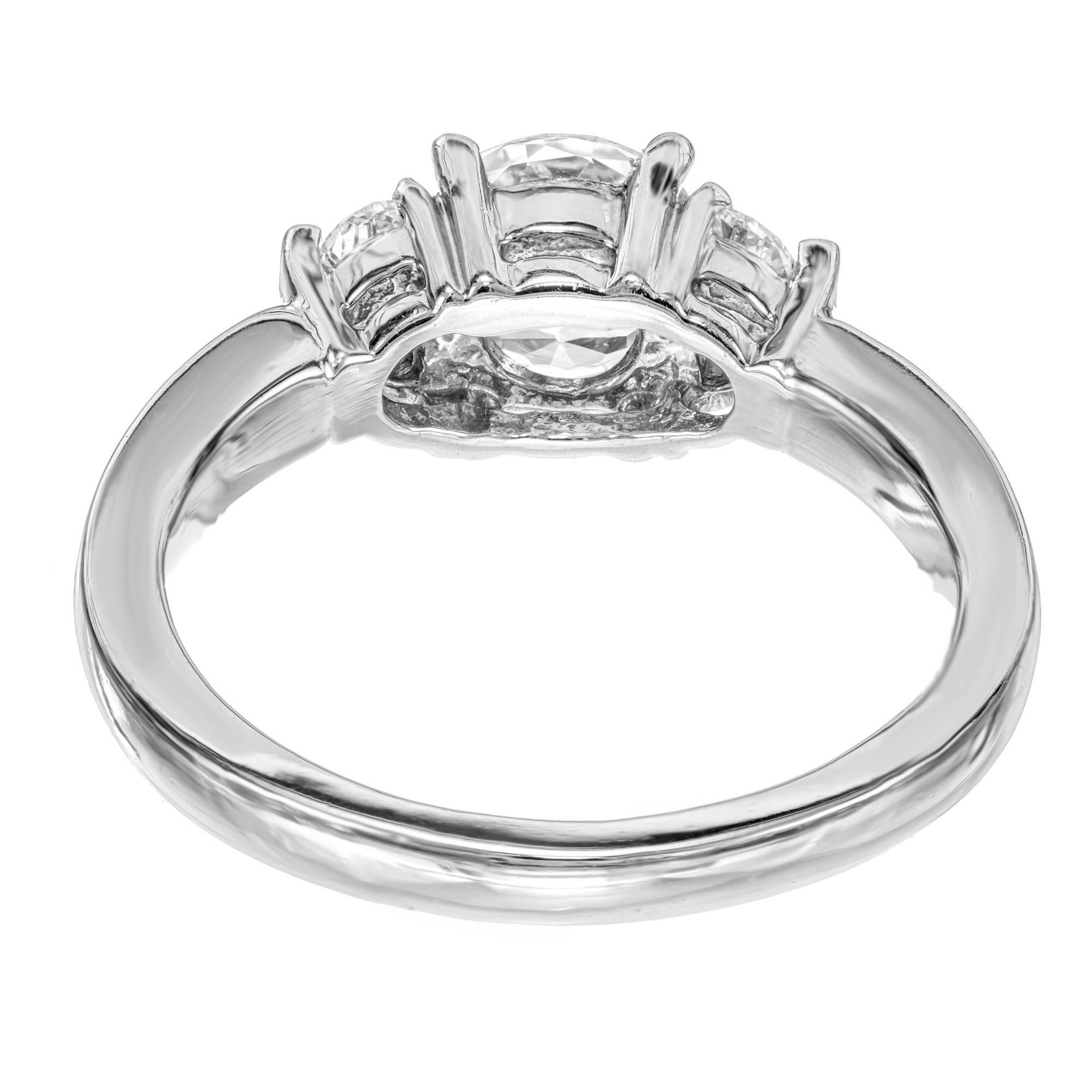 Bague de fiançailles Art déco à trois pierres en or blanc et diamants avec saphir de 1,35 carat en vente 3