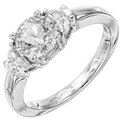 Bague de fiançailles Art déco à trois pierres en or blanc et diamants avec saphir de 1,35 carat 