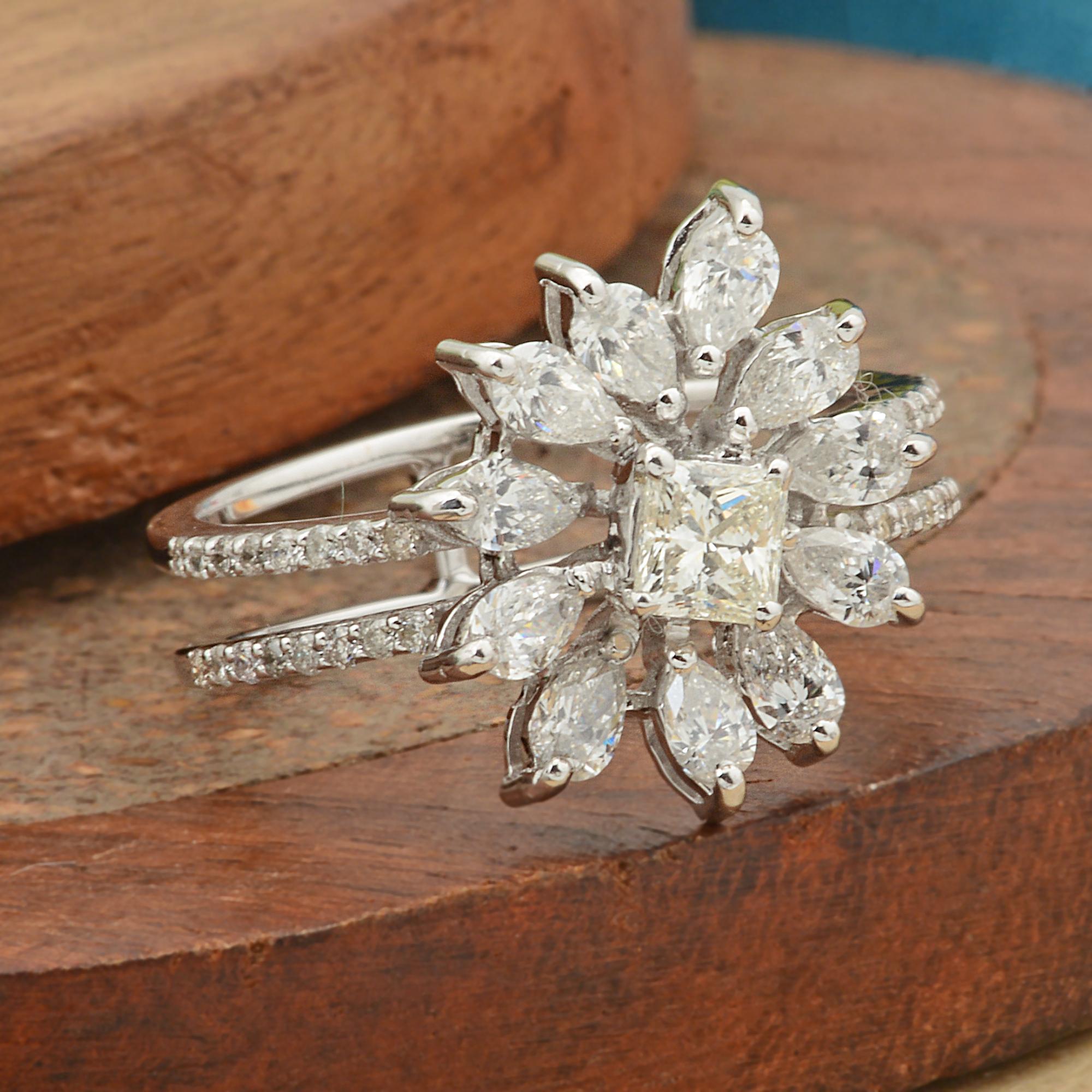 Moderno 1,35 Carati SI Chiarezza HI Colore Anello con fiore di diamante in oro bianco 18k Gioielli di pregio in vendita