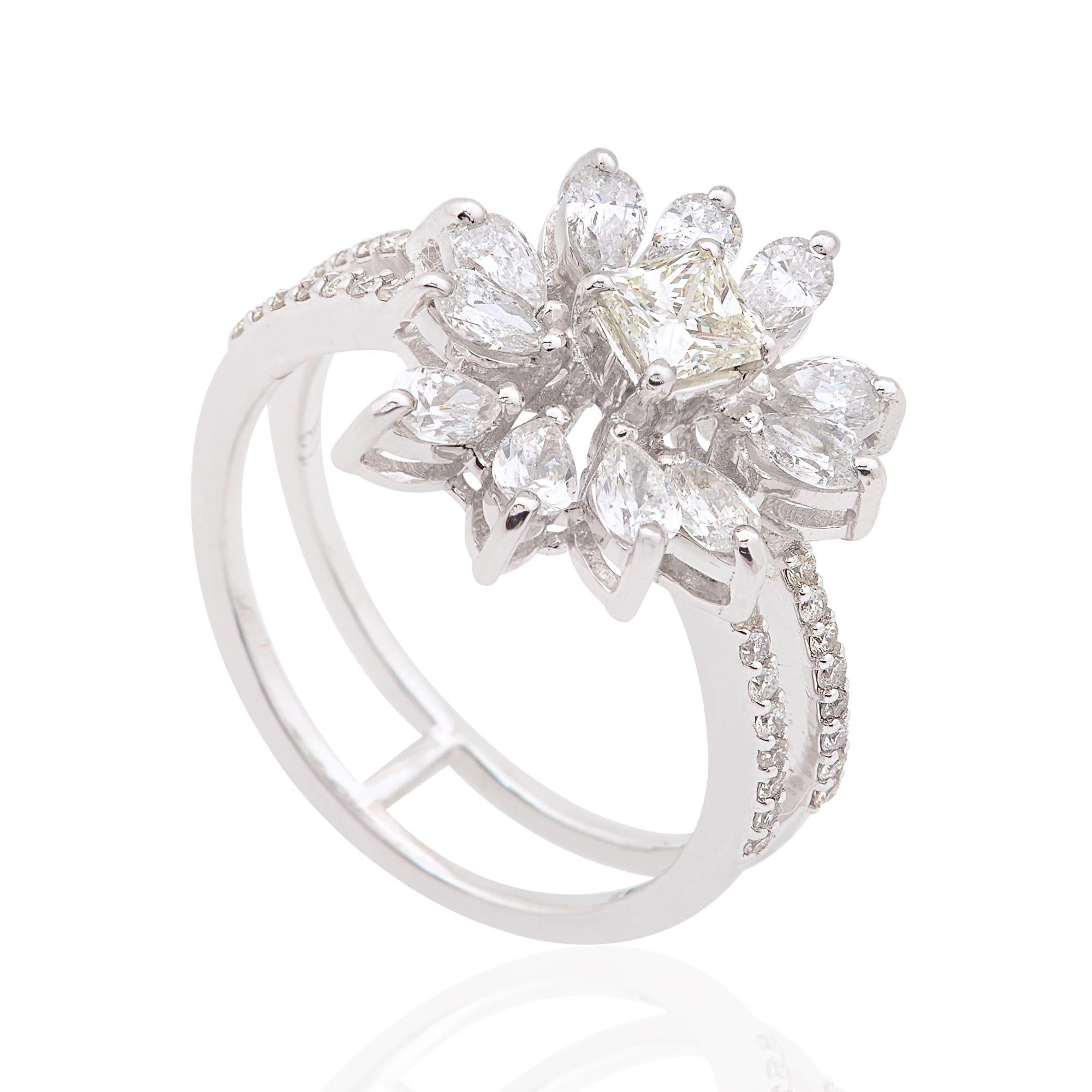 Taglio marquise 1,35 Carati SI Chiarezza HI Colore Anello con fiore di diamante in oro bianco 18k Gioielli di pregio in vendita