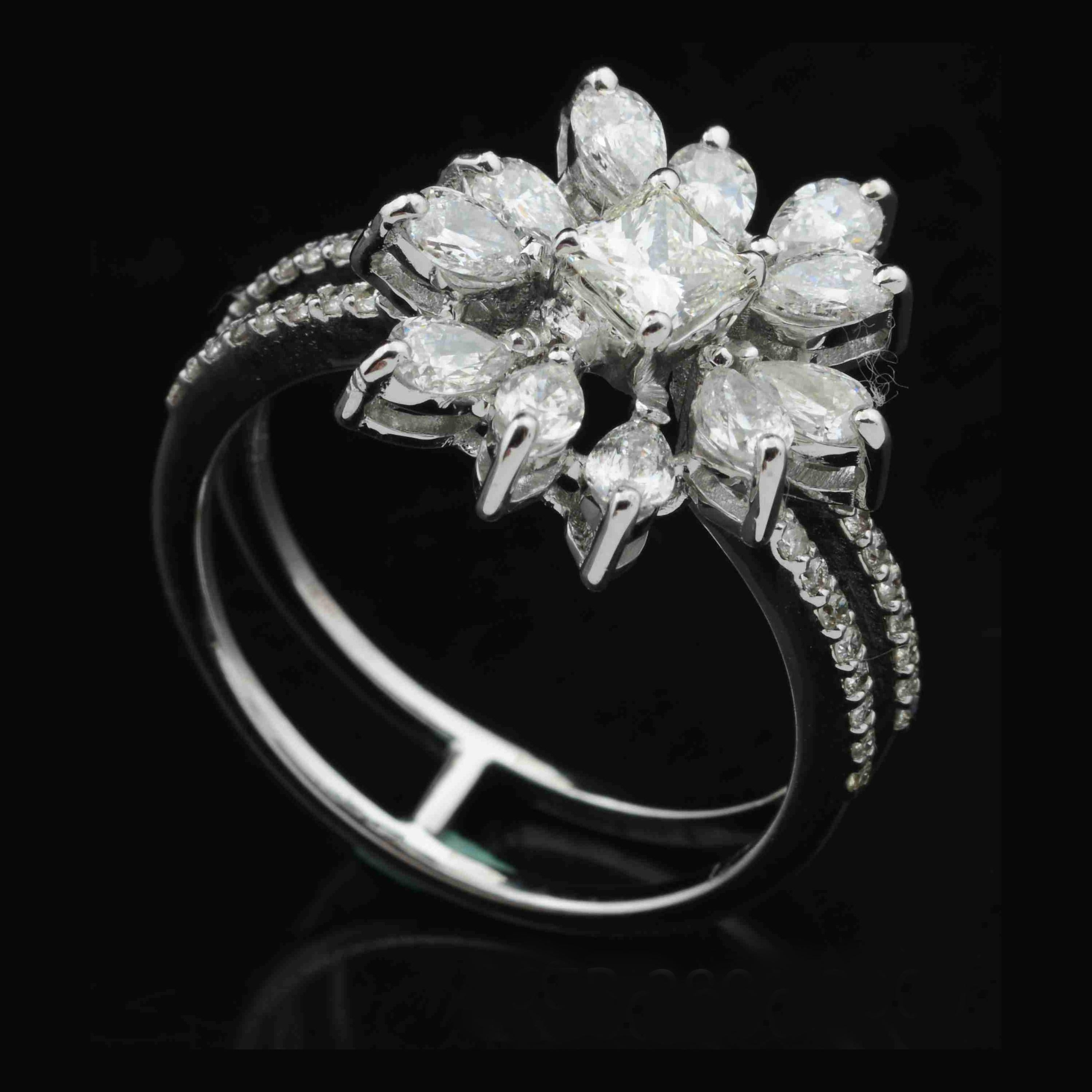 1,35 Carati SI Chiarezza HI Colore Anello con fiore di diamante in oro bianco 18k Gioielli di pregio In condizioni Nuovo in vendita a Diera, Dubai