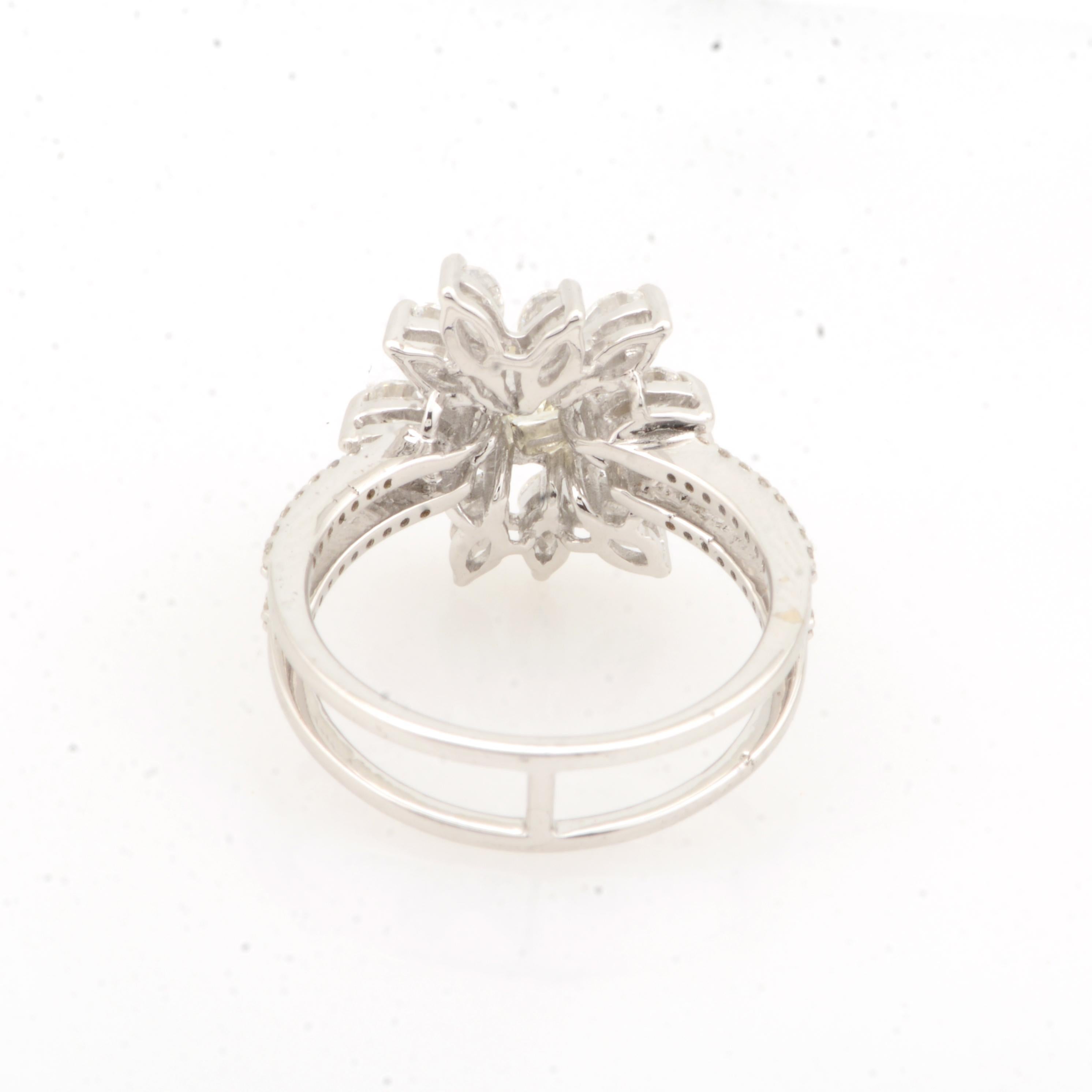 Donna 1,35 Carati SI Chiarezza HI Colore Anello con fiore di diamante in oro bianco 18k Gioielli di pregio in vendita