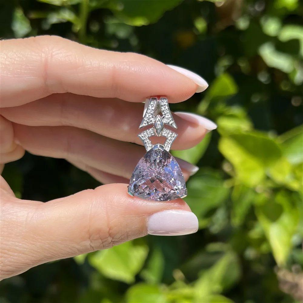 Modern 13.5 Carat Trillion Kunzite and Diamond Gold Pendant Necklace For Sale