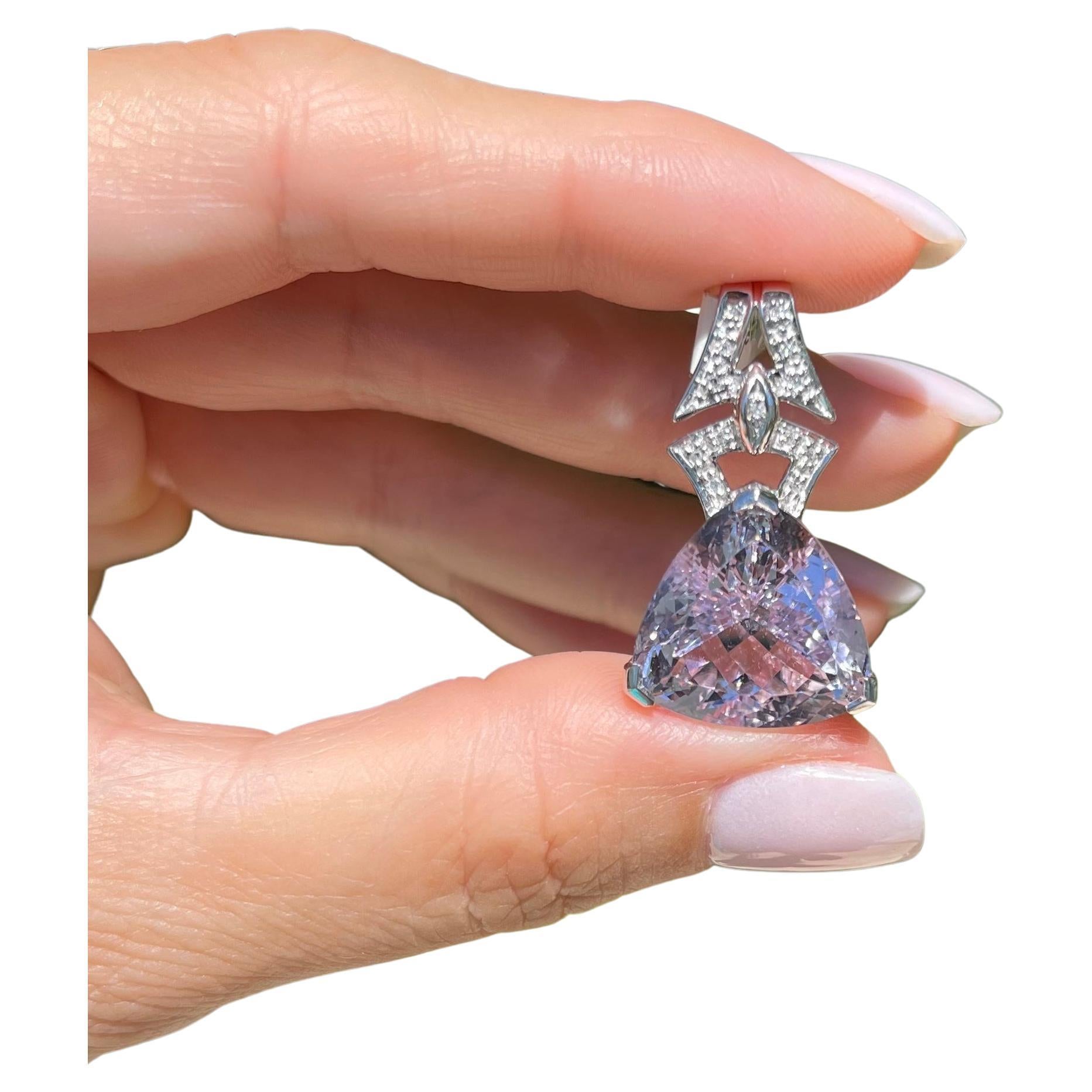 13.5 Carat Trillion Kunzite and Diamond Gold Pendant Necklace For Sale