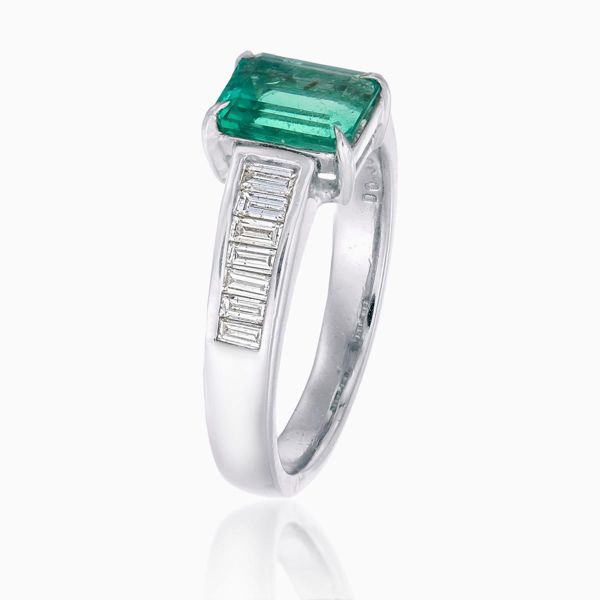 1,35 Karat Smaragdring mit Diamanten aus 18 Karat Weißgold (Smaragdschliff) im Angebot