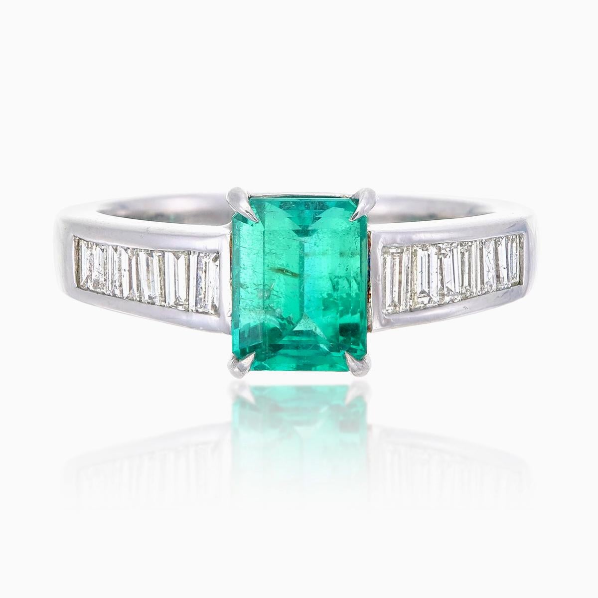 1,35 Karat Smaragdring mit Diamanten aus 18 Karat Weißgold im Zustand „Neu“ im Angebot in Bangkok, TH