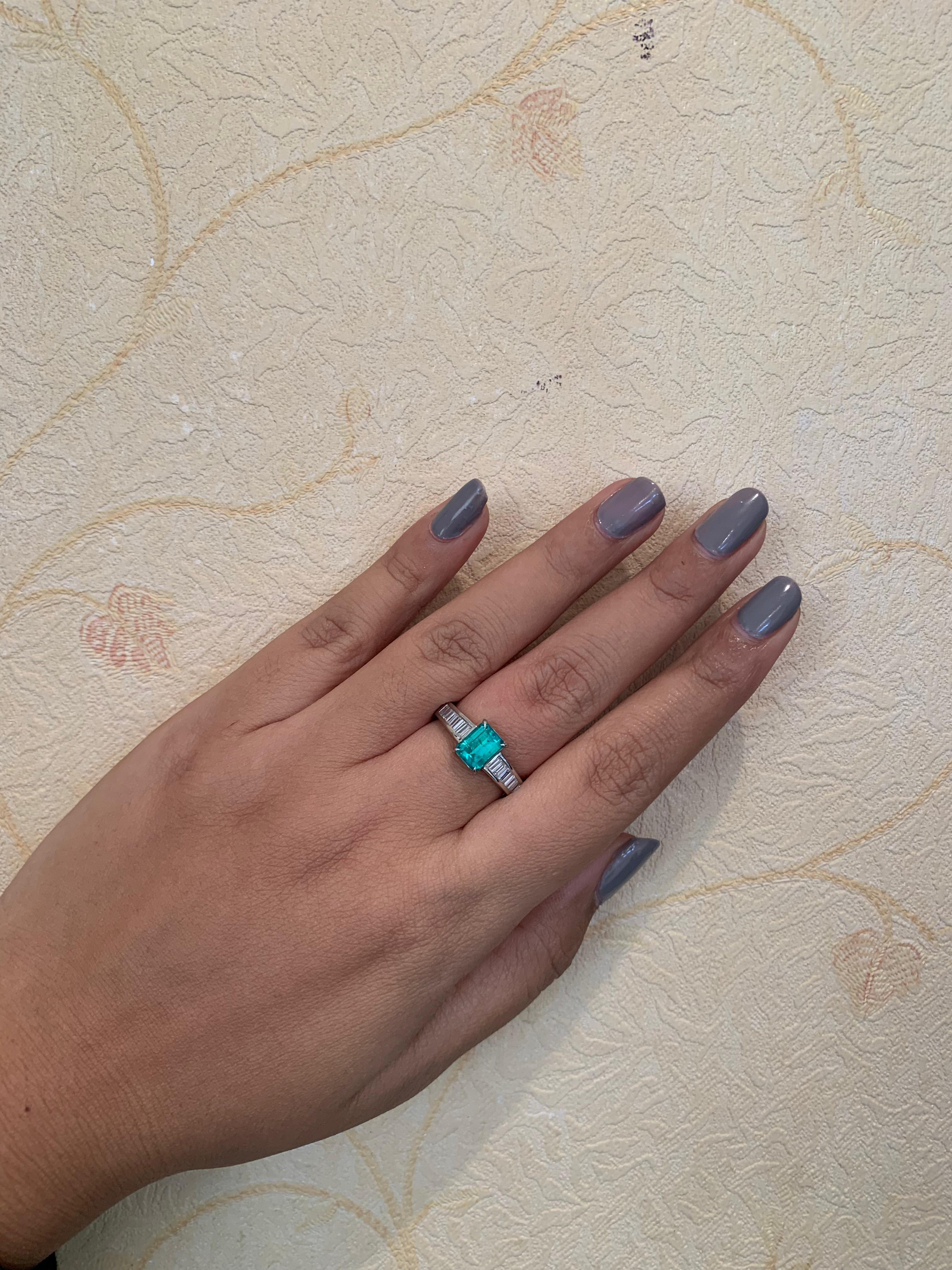 1,35 Karat Smaragdring mit Diamanten aus 18 Karat Weißgold Damen im Angebot