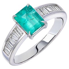 Anillo de Esmeralda de 1,35 Quilates con Diamantes en Oro Blanco de 18 Kilates