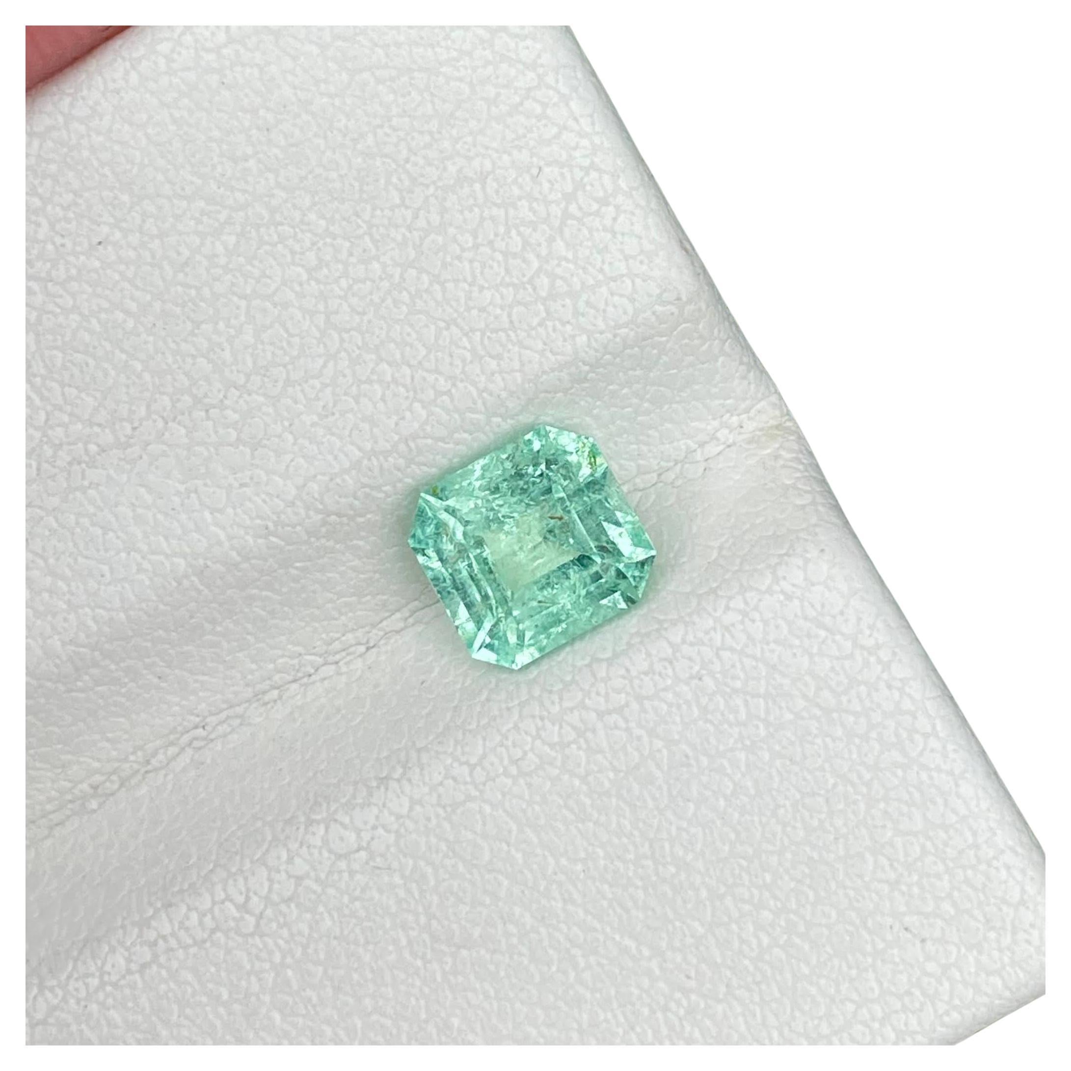 Pierre émeraude non sertie taille émeraude de 1,35 carat, pierre naturelle d'Afghanistan Unisexe en vente