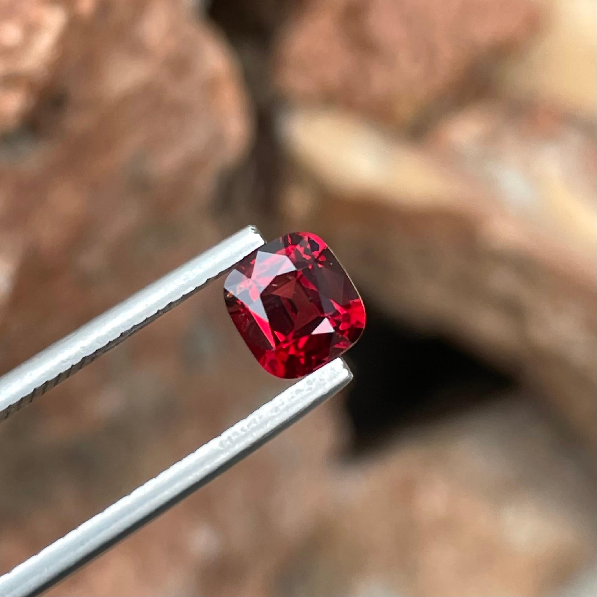 Poids 1,35 carats 
Dimensions 6,75x6,22x3,92 mm
Traitement aucun 
Origine Birmanie 
Clarté VVS
Coussin de forme 
Coupe fantaisie coussin 




Admirez l'attrait de cette exquise spinelle rouge de Birmanie de 1.35 carats, une pierre précieuse d'une