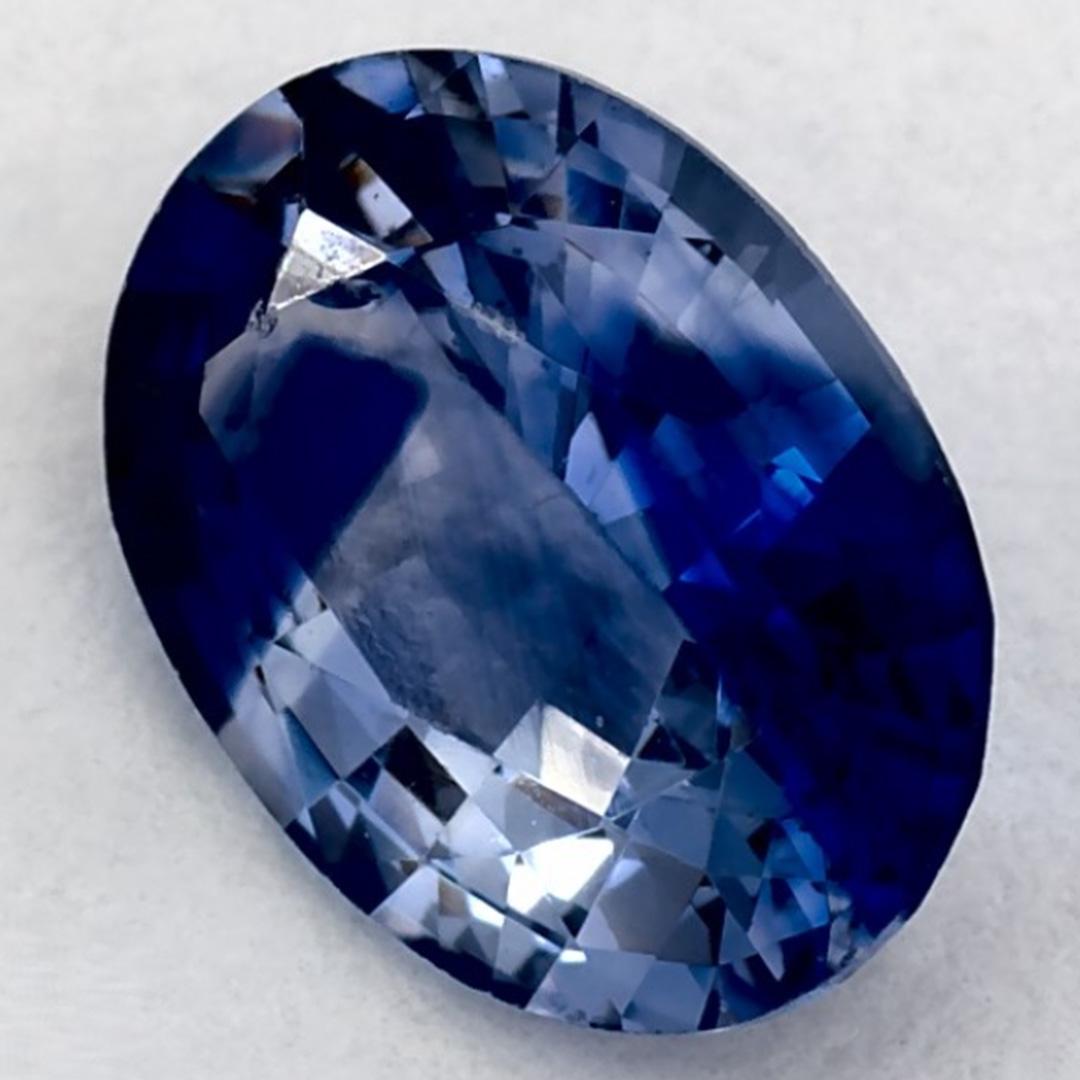 Dieser natürliche blaue Saphir bietet Eleganz und Raffinesse. Mit seiner satten Farbsättigung und seinem präzisen Schliff ist er das perfekte Herzstück für einen Verlobungsring oder ein luxuriöses Schmuckdesign.

Dieser Saphir stammt aus Sri Lanka
