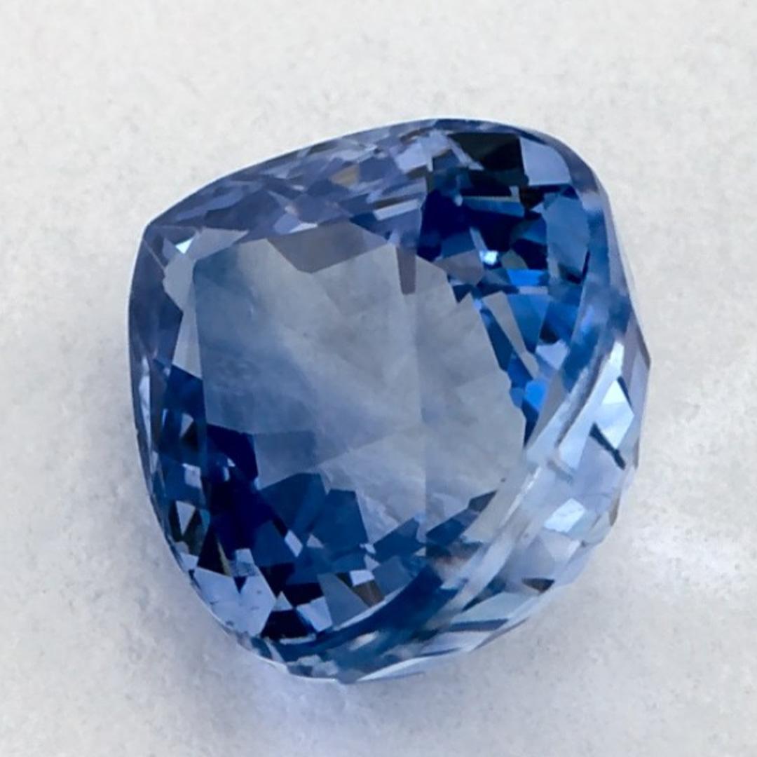 Dieser natürliche blaue Saphir bietet Eleganz und Raffinesse. Mit seiner satten Farbsättigung und seinem präzisen Schliff ist er das perfekte Herzstück für einen Verlobungsring oder ein luxuriöses Schmuckdesign.

Dieser Saphir stammt aus Sri Lanka