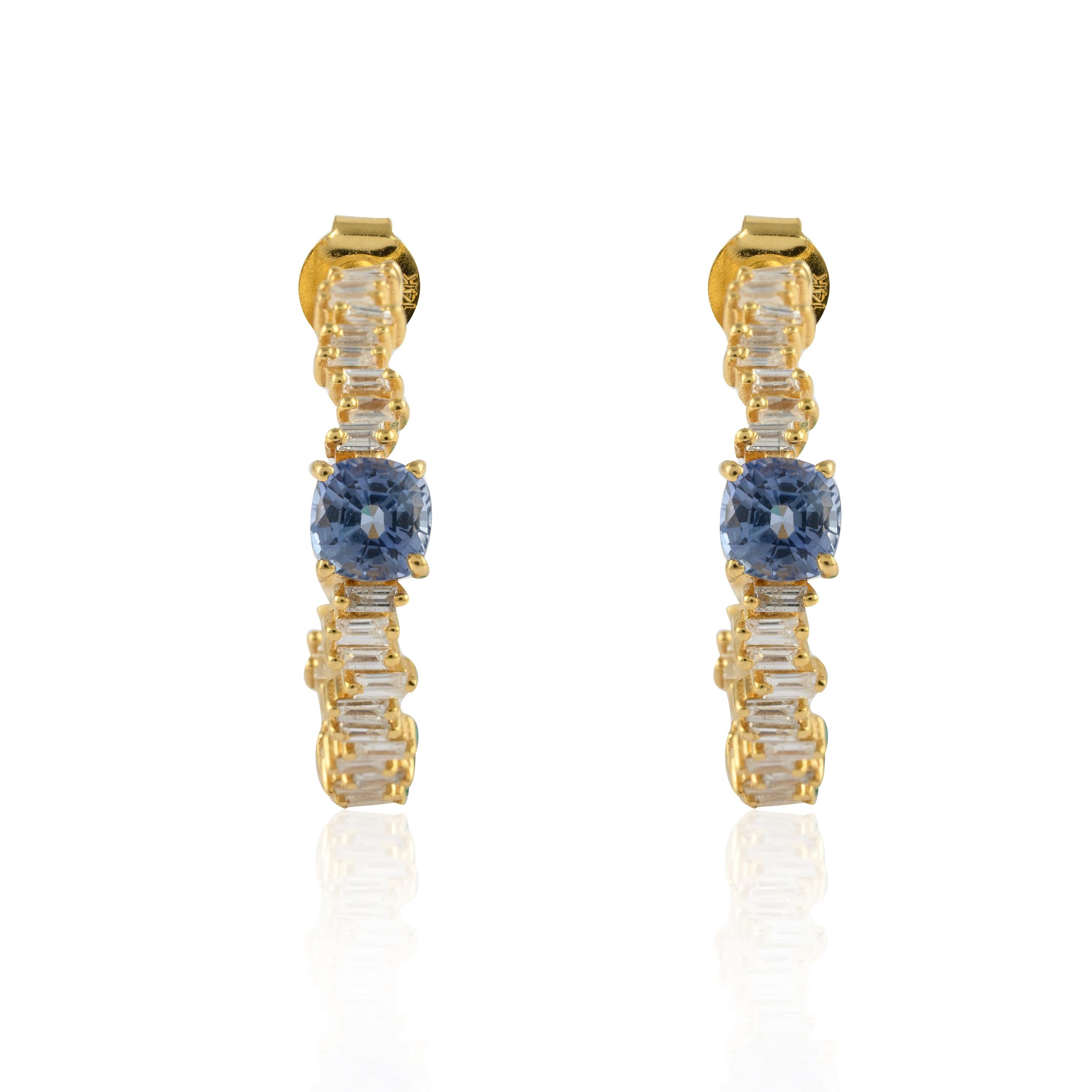 Moderne 1.35 Ct Blue Sapphire and Diamonds Hoop Earrings 14k Solid Yellow Gold (Boucles d'oreilles saphir bleu et diamants) en vente