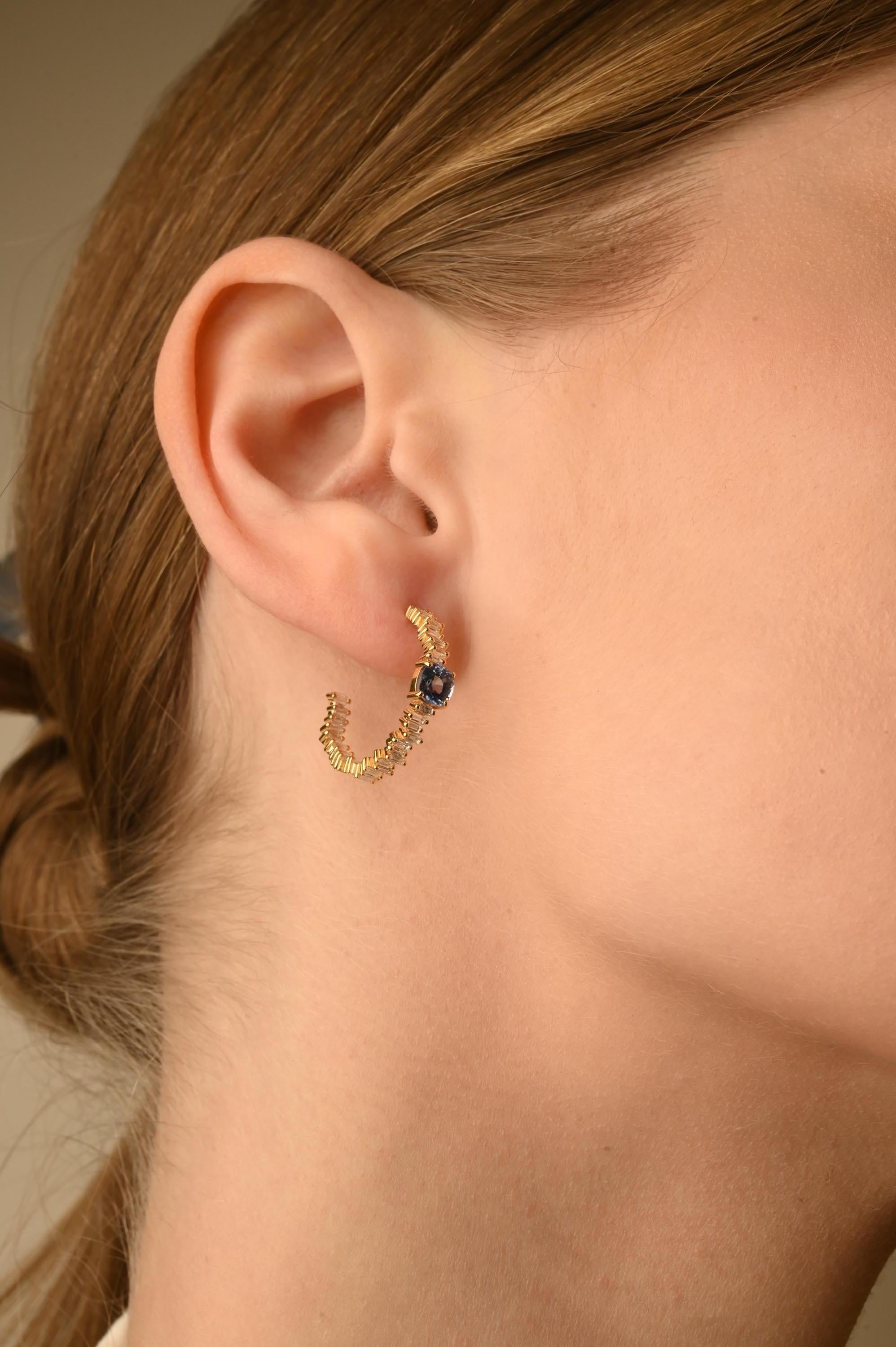 Taille coussin 1.35 Ct Blue Sapphire and Diamonds Hoop Earrings 14k Solid Yellow Gold (Boucles d'oreilles saphir bleu et diamants) en vente