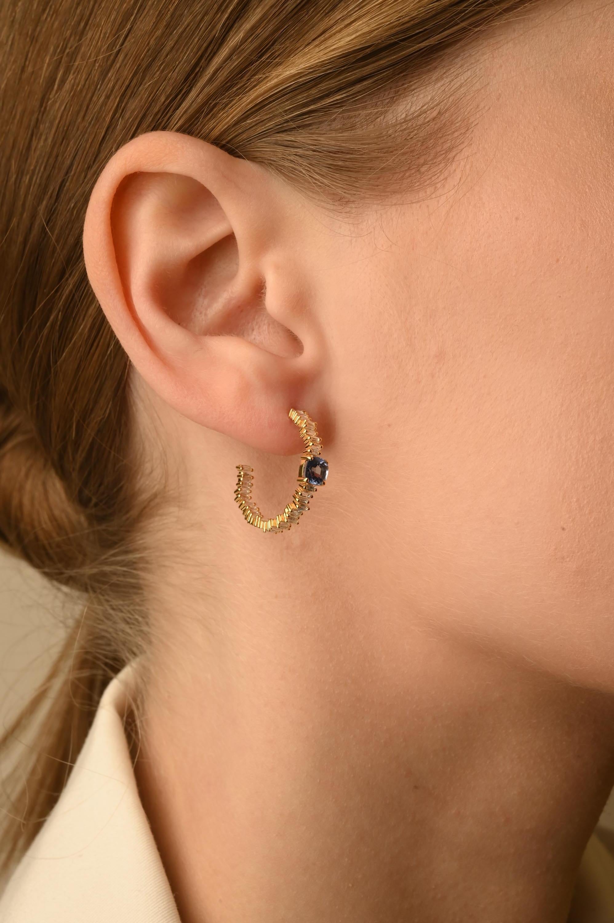 1.35 Ct Blue Sapphire and Diamonds Hoop Earrings 14k Solid Yellow Gold (Boucles d'oreilles saphir bleu et diamants) en vente 1