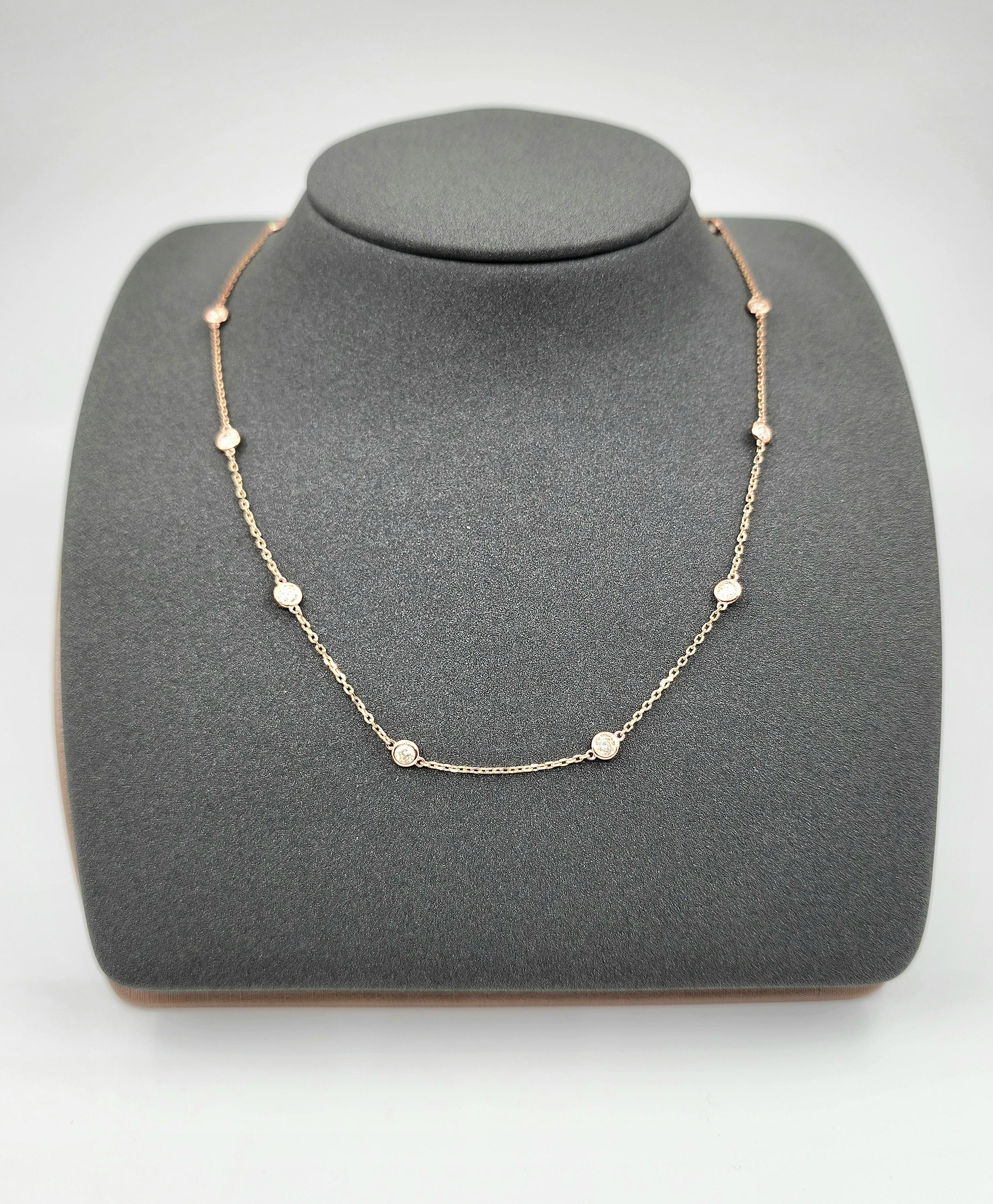 Questa elegante collana da 16 pollici è un capolavoro moderno. Realizzato in oro rosa 14 carati, presenta una delicata catena ornata da 10 diamanti bianchi rotondi. I diamanti, per un totale di 1,35 carati, sono leggermente inclusi SI1/SI2 con una