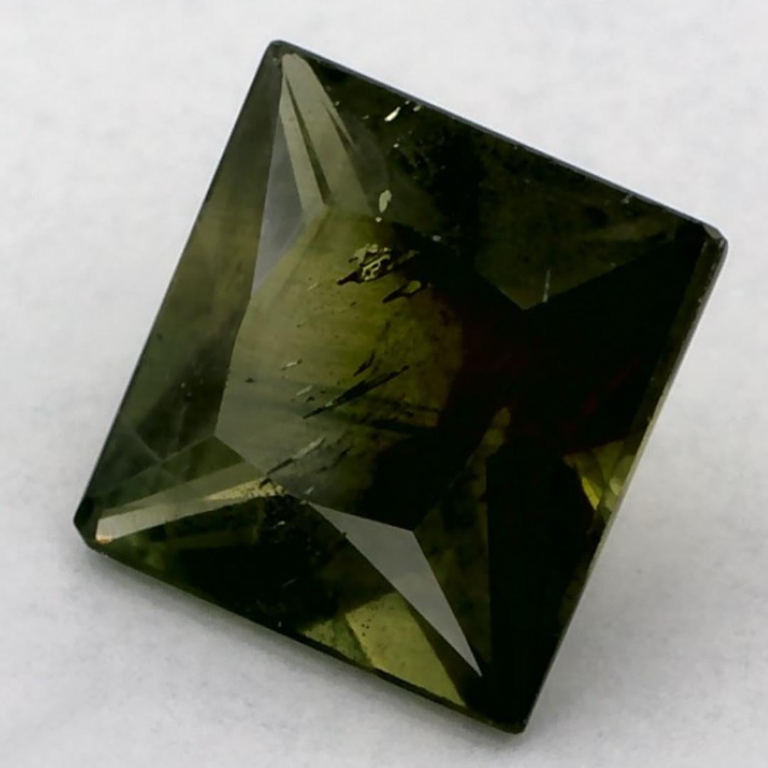 Questo zaffiro verde naturale offre eleganza e raffinatezza. Con la sua ricca saturazione del colore e il taglio preciso, è il centro perfetto per un anello di fidanzamento o un design di gioielli di lusso.

Questo zaffiro proviene dallo Sri Lanka