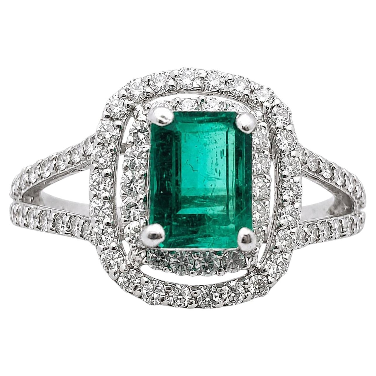 Anillo de compromiso de oro blanco de 18 quilates con 1,35 quilates de diamante esmeralda verde profundo natural