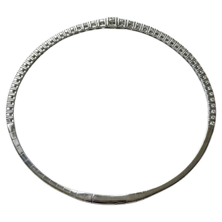 Esta elegante pulsera brazalete está elaborada en oro blanco de 14k y engastada con aproximadamente 1,35 quilates de diamantes naturales en talla brillante redonda. 

Los diamantes están graduados en tamaño para crear un sutil efecto ahusado,