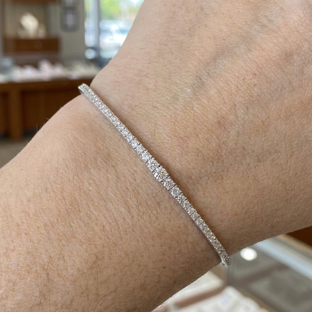 Pulsera brazalete graduada de diamantes naturales de 1,35 ct en oro blanco de 14k Contemporáneo en venta
