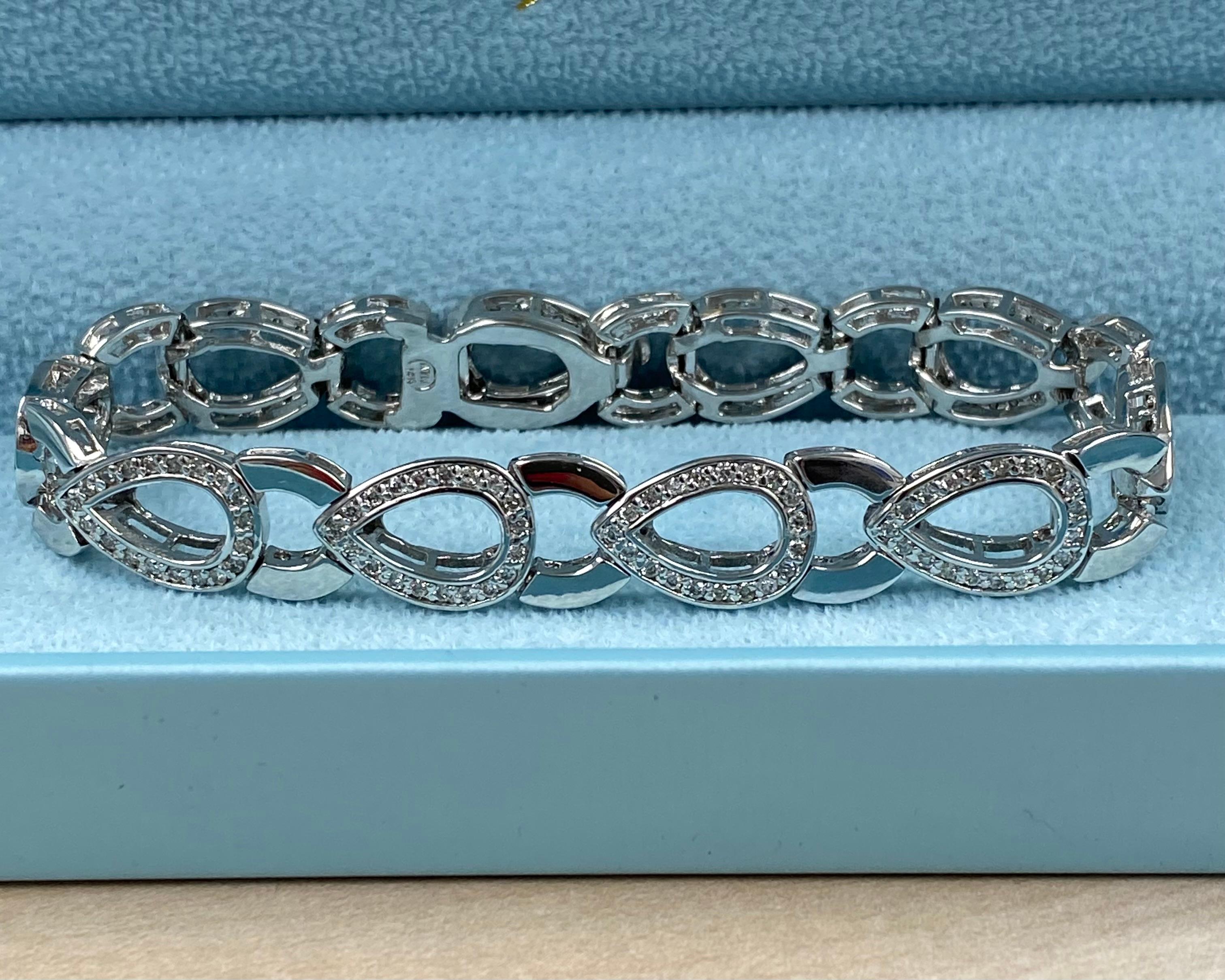 Questo squisito bracciale sfoggia un design unico a forma di pera, ornato da 1,35 carati di diamanti naturali a taglio rotondo di colore G/H e purezza SI/I. I diamanti sono meticolosamente incastonati in un'abbagliante incastonatura a pavé, che ne