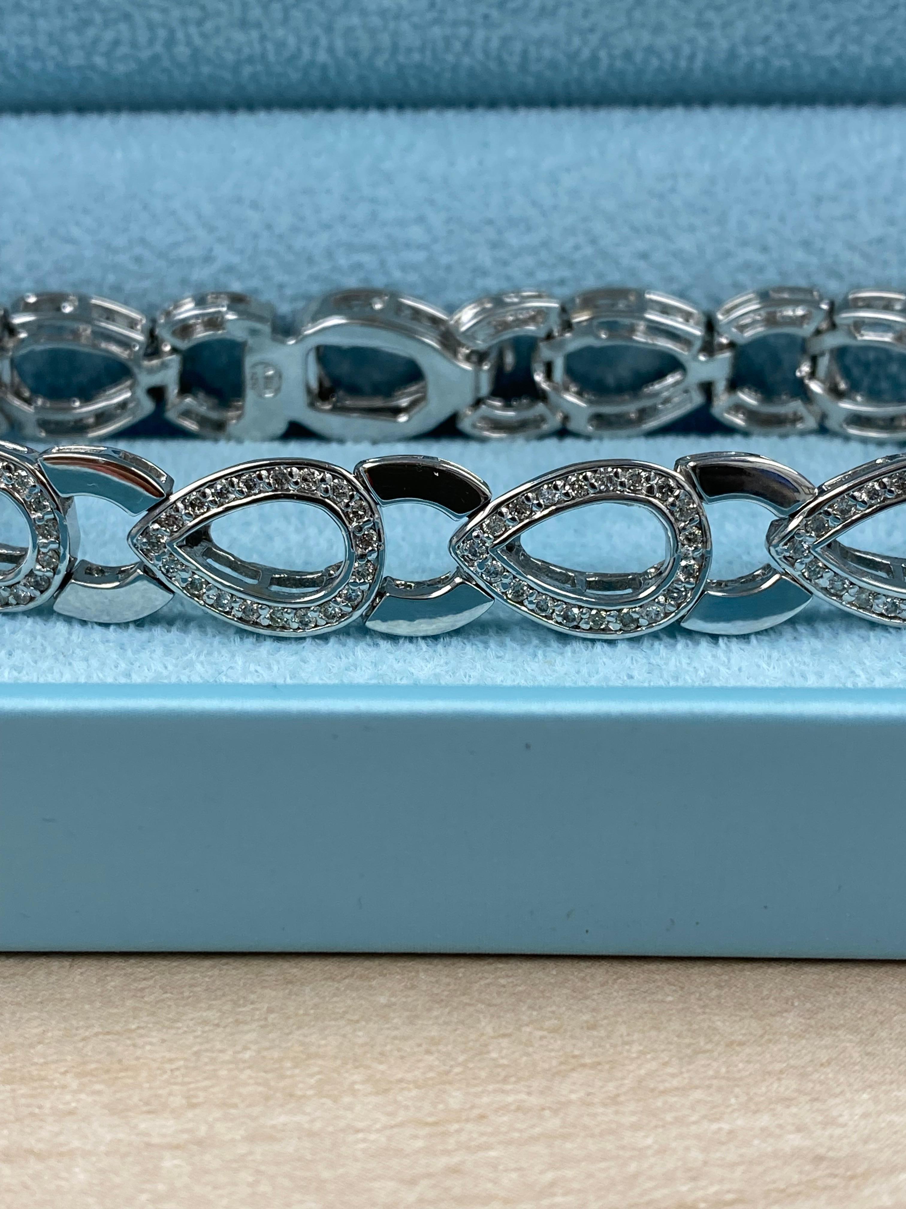 Taglio rotondo Bracciale da sposa a forma di pera con diamante rotondo da 1,35 carati in oro bianco 14 carati in vendita