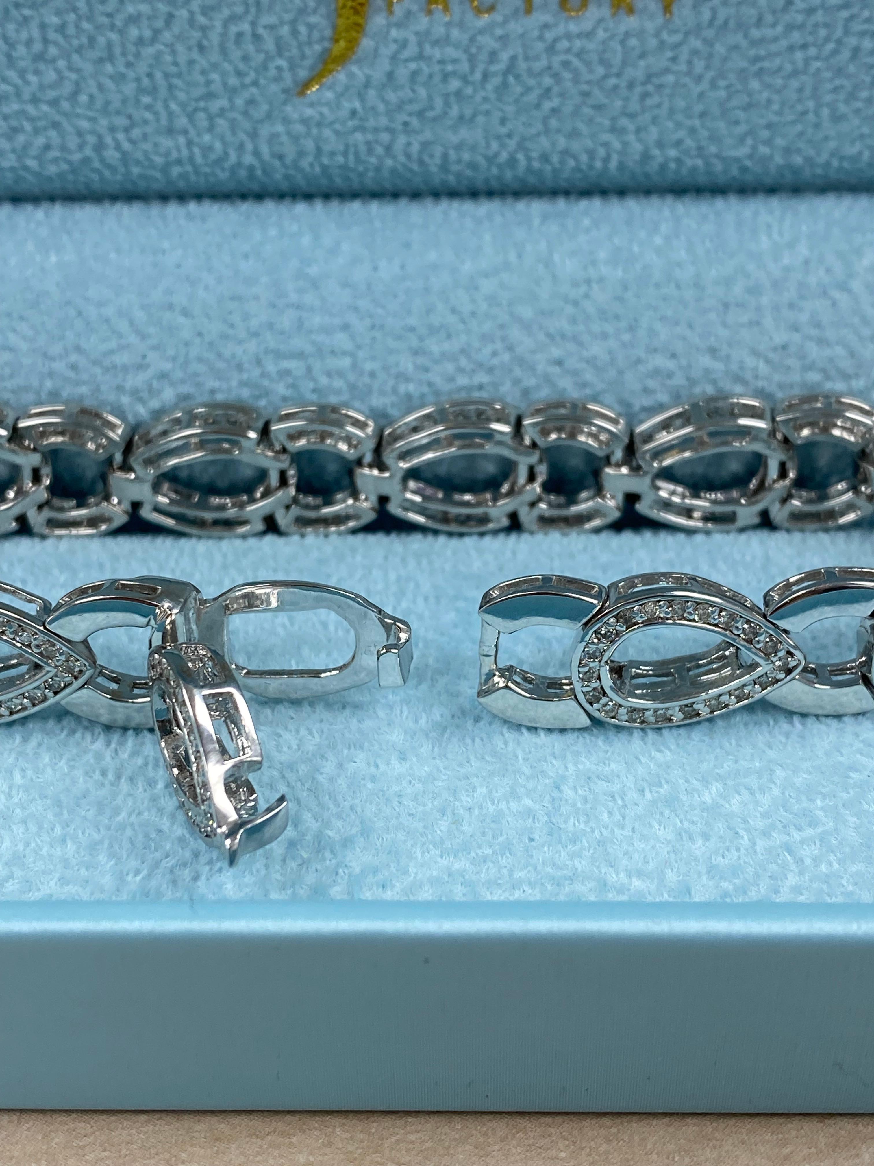 Bracciale da sposa a forma di pera con diamante rotondo da 1,35 carati in oro bianco 14 carati In condizioni Nuovo in vendita a New York, NY