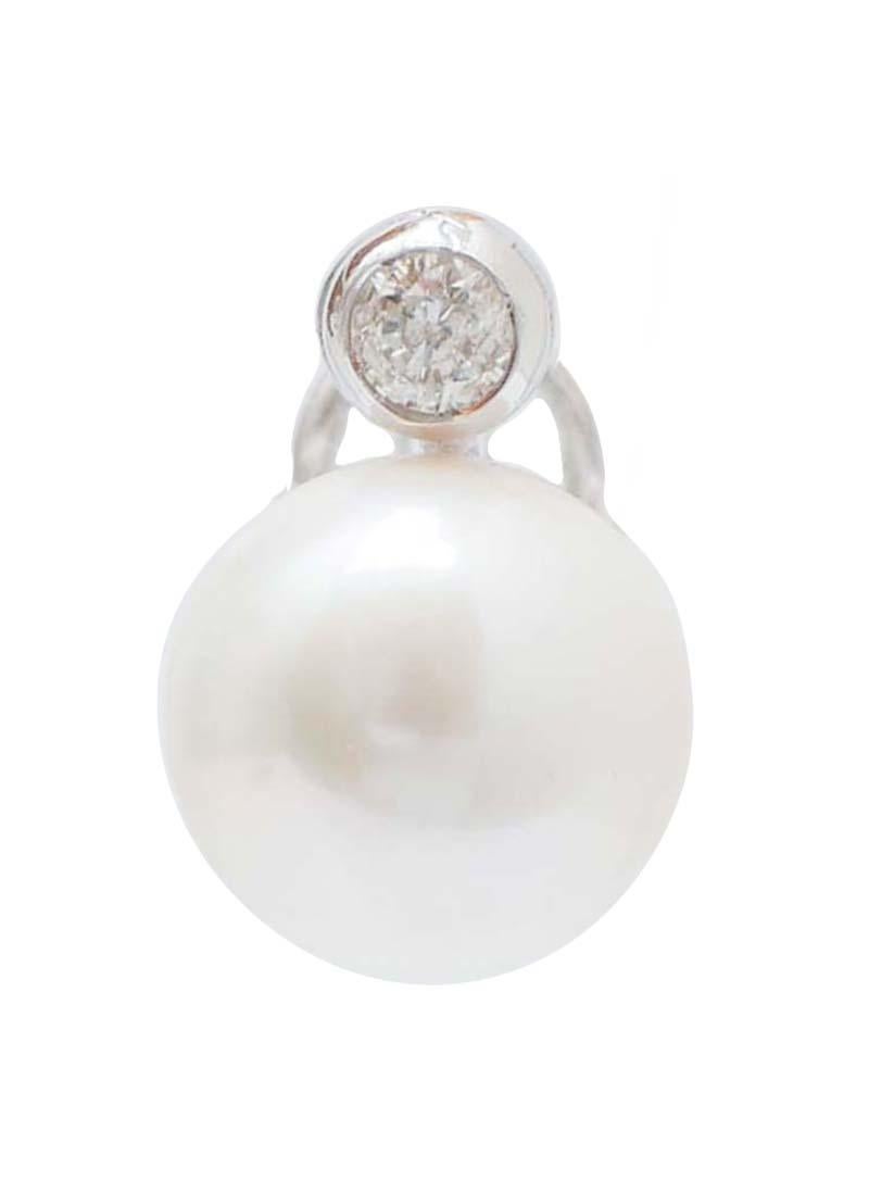Eleganti orecchini con struttura in oro bianco 14 kt montata con un diamante e, sotto, una perla bianca.
Diamanti 0,61 ct
Perle 6.60 gr - 13,5 mm
Peso totale 12.80 gr
RF ++FEOR

Per qualsiasi informazione, sentiti libero di contattare il venditore