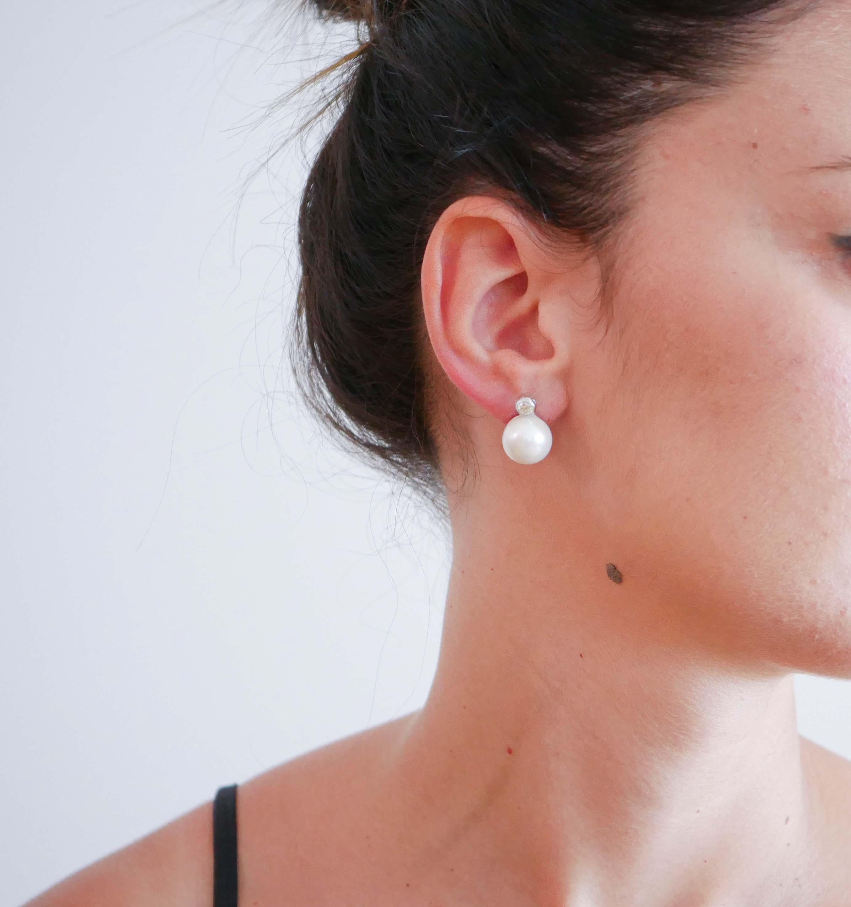 Taglio brillante Orecchini con perle da 13,5 mm, ct.0, 61 diamanti, oro bianco in vendita