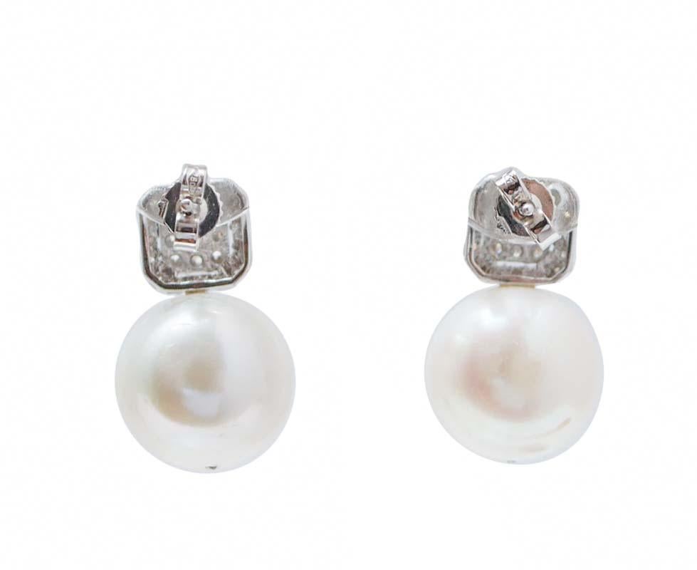 Moderno Orecchini con perle da 13,5 mm, diamanti e oro bianco da 18 carati. in vendita