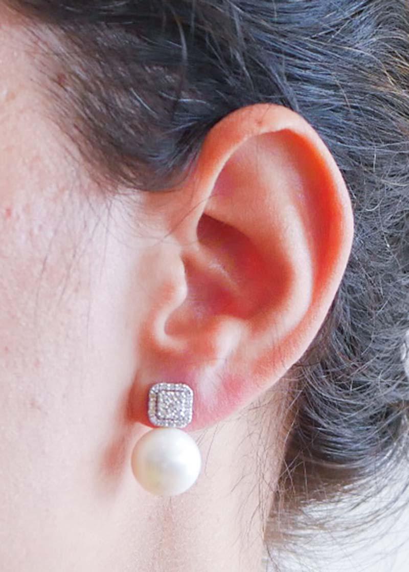 Orecchini con perle da 13,5 mm, diamanti e oro bianco da 18 carati. In condizioni Nuovo in vendita a Marcianise, Marcianise (CE)