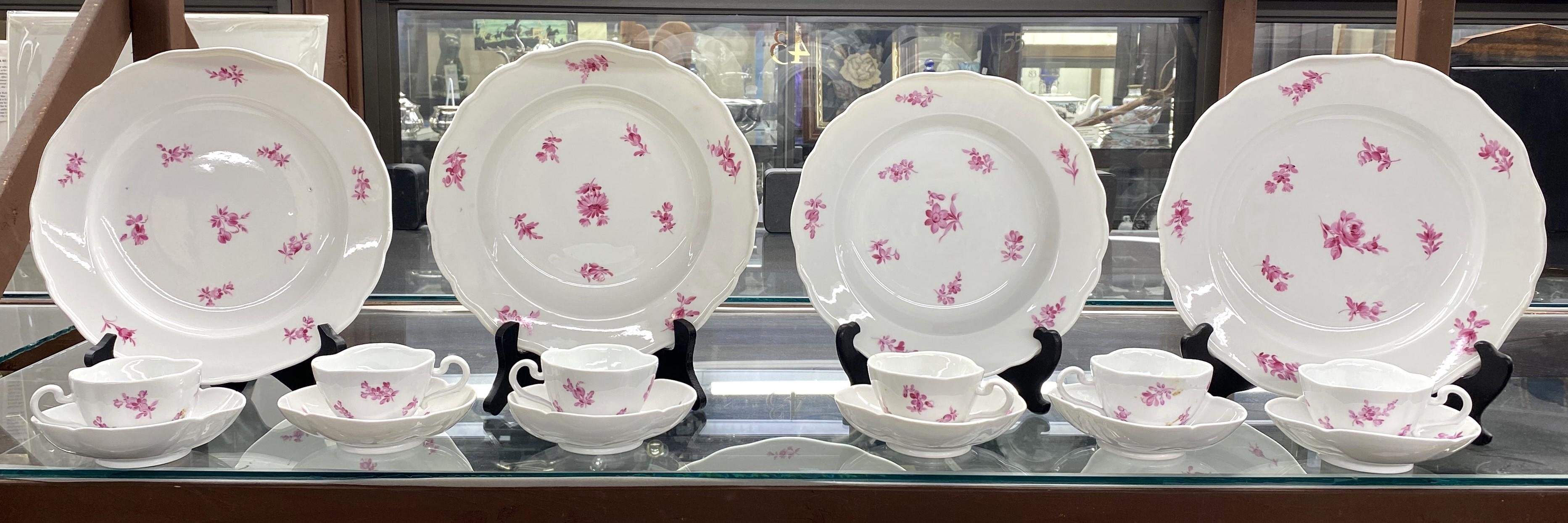 Bonito juego de vajilla de porcelana de Meissen de 135 piezas, que incluye un frutero central reticulado con pie (14,5 pulgadas), fuentes ovaladas (18 y 16 pulgadas), fuentes cuadradas para verduras con esquinas pellizcadas (10 y 8,25 pulgadas),