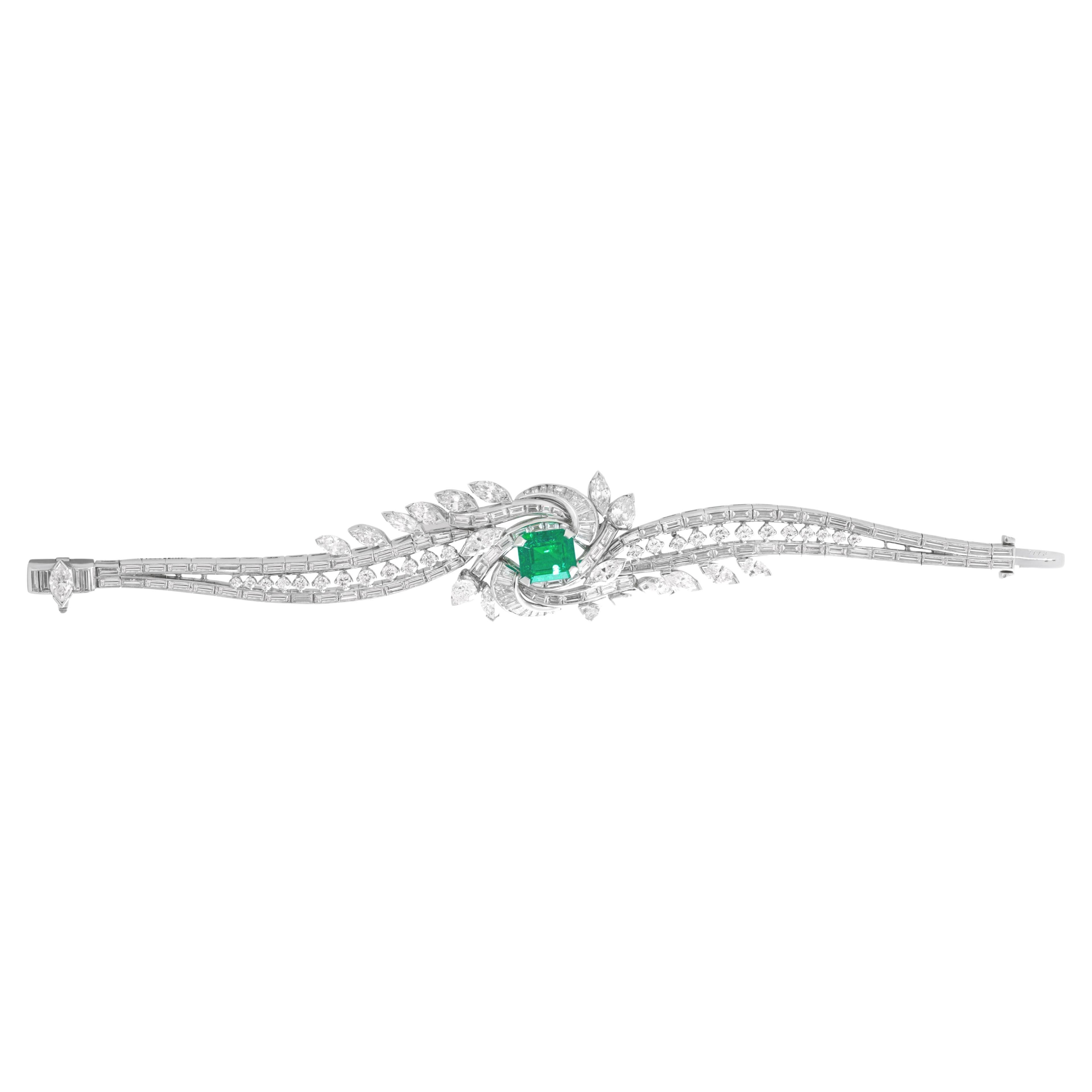 Bracelet en forme de tourbillon en platine avec diamants de 13,50 carats et émeraudes de 3,05 carats en vente