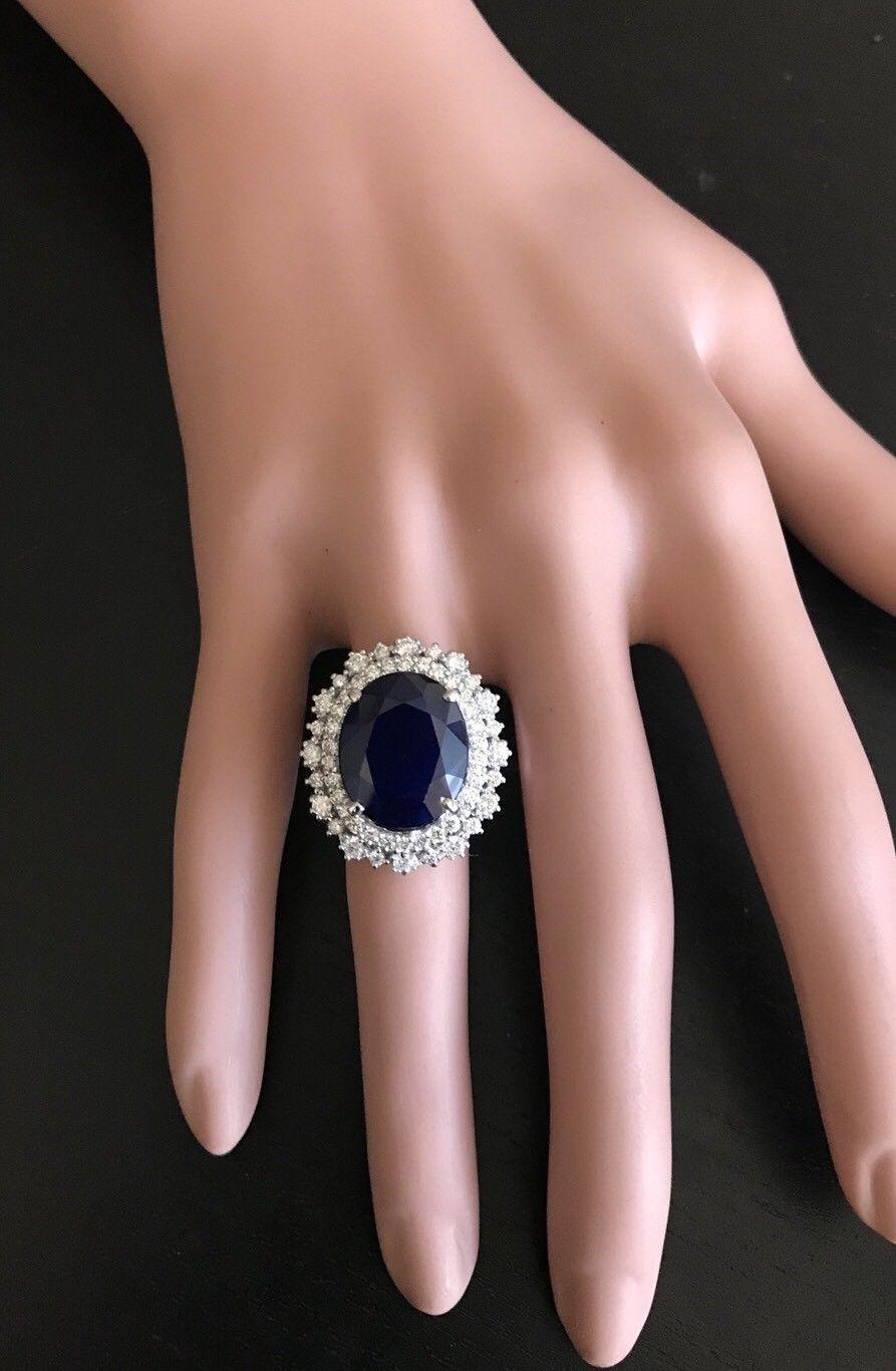 Women's or Men's 13.50 Carat Exquisite Natural Blue Sapphire and Diamond 14 Karat Solid Gold For Sale