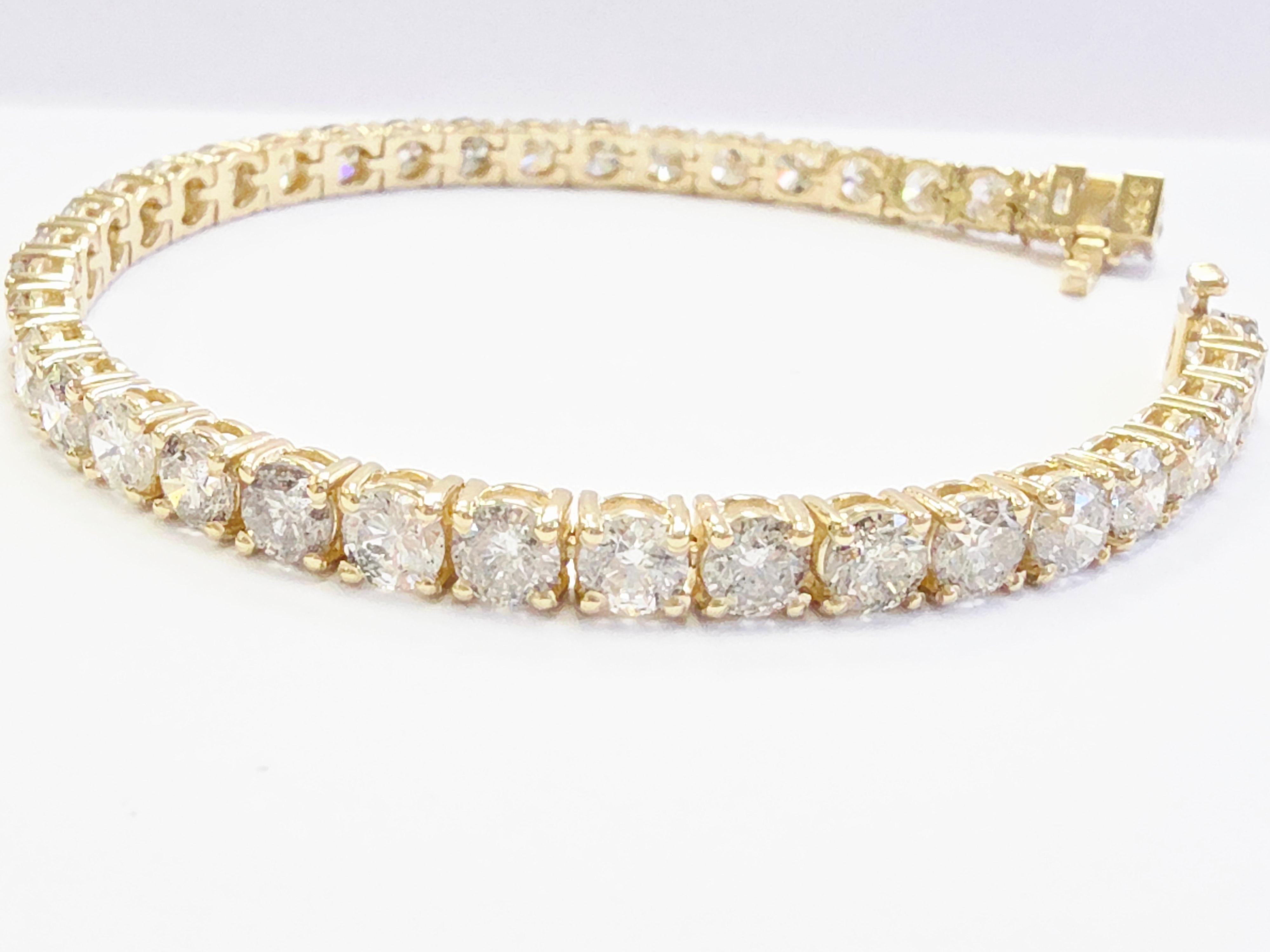 Esta exquisita pulsera de tenis lleva diamantes blancos redondos de talla brillante, conocidos por su brillo y destello excepcionales. Engarzados en un estilo clásico de cuatro puntas, los diamantes están cuidadosamente asegurados para maximizar el