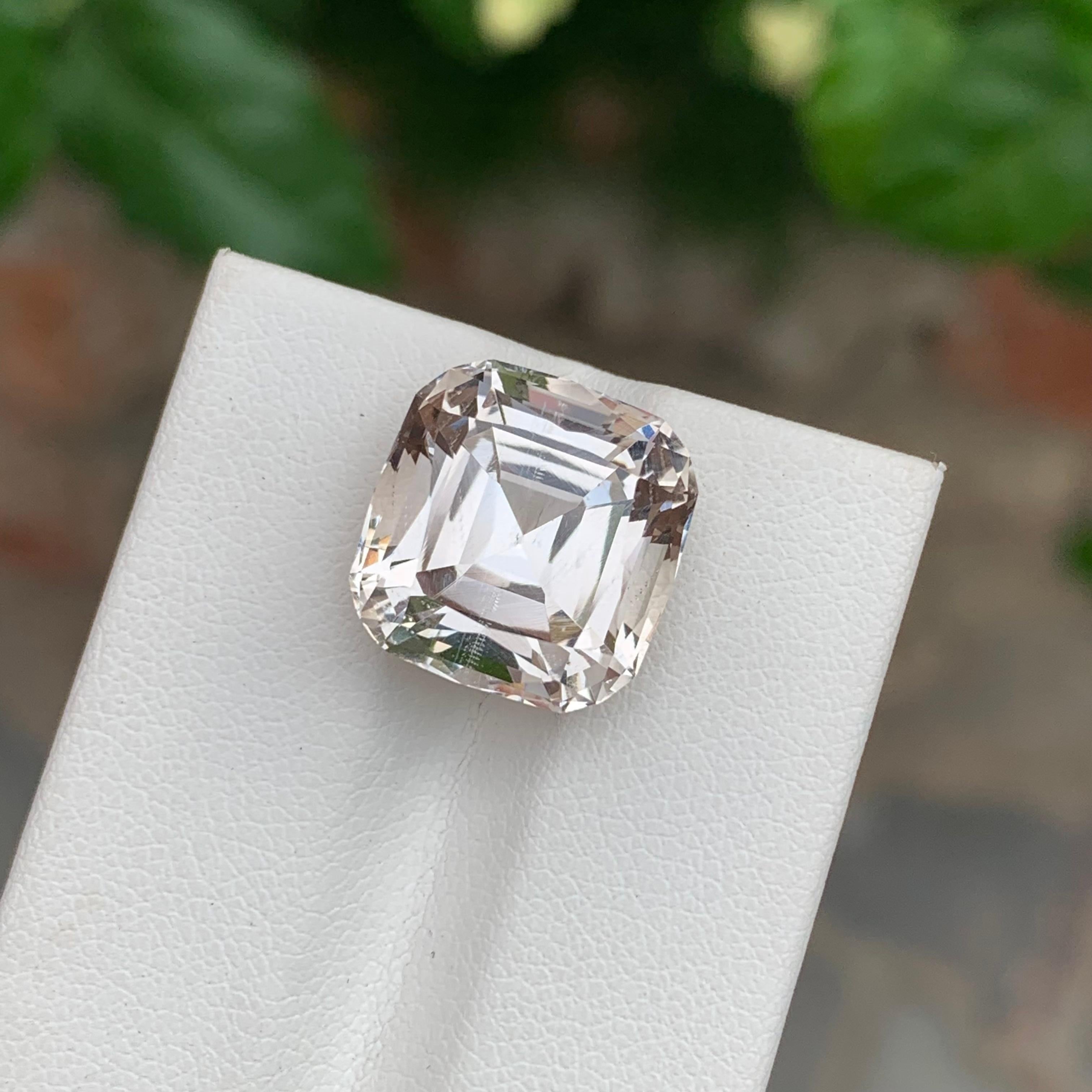 13.50 Carat Natural Loose Skardu Topaz Square Shape Gem For Necklace Jewellery im Zustand „Neu“ im Angebot in Peshawar, PK