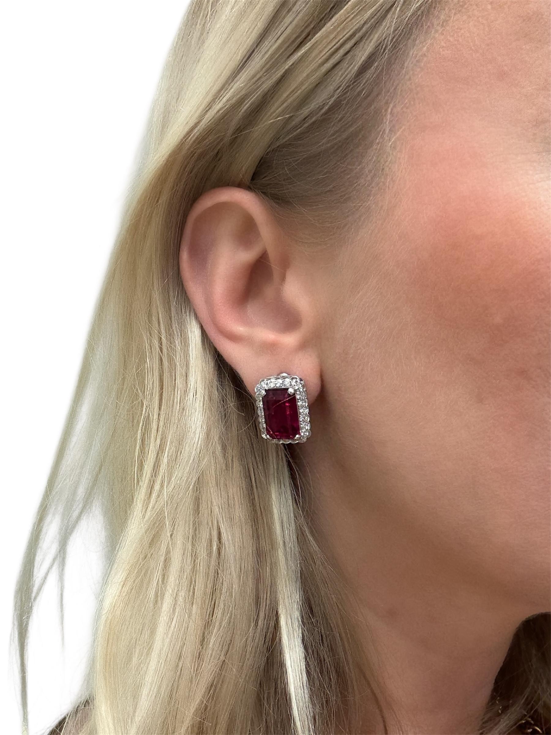 Questi coloratissimi orecchini presentano due luminose tormaline rubellite taglio smeraldo del peso complessivo di circa 13,50 carati, circondate da 48 diamanti rotondi taglio singolo del peso complessivo di circa 1,20 carati. Realizzati in oro