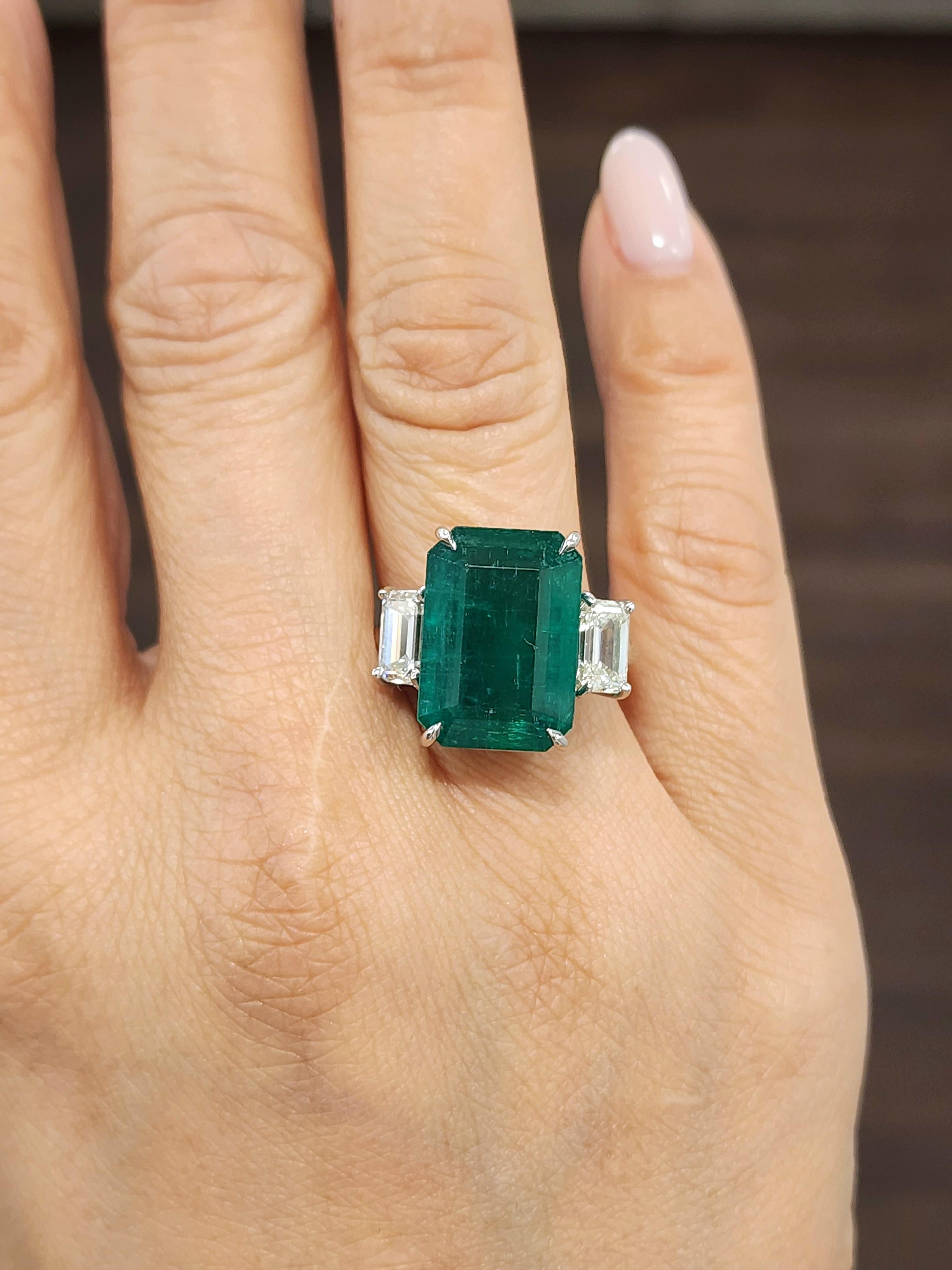 Modern 13.50 ct GIA Certified Natural Zambian Emerald & Diamond Ring For Sale