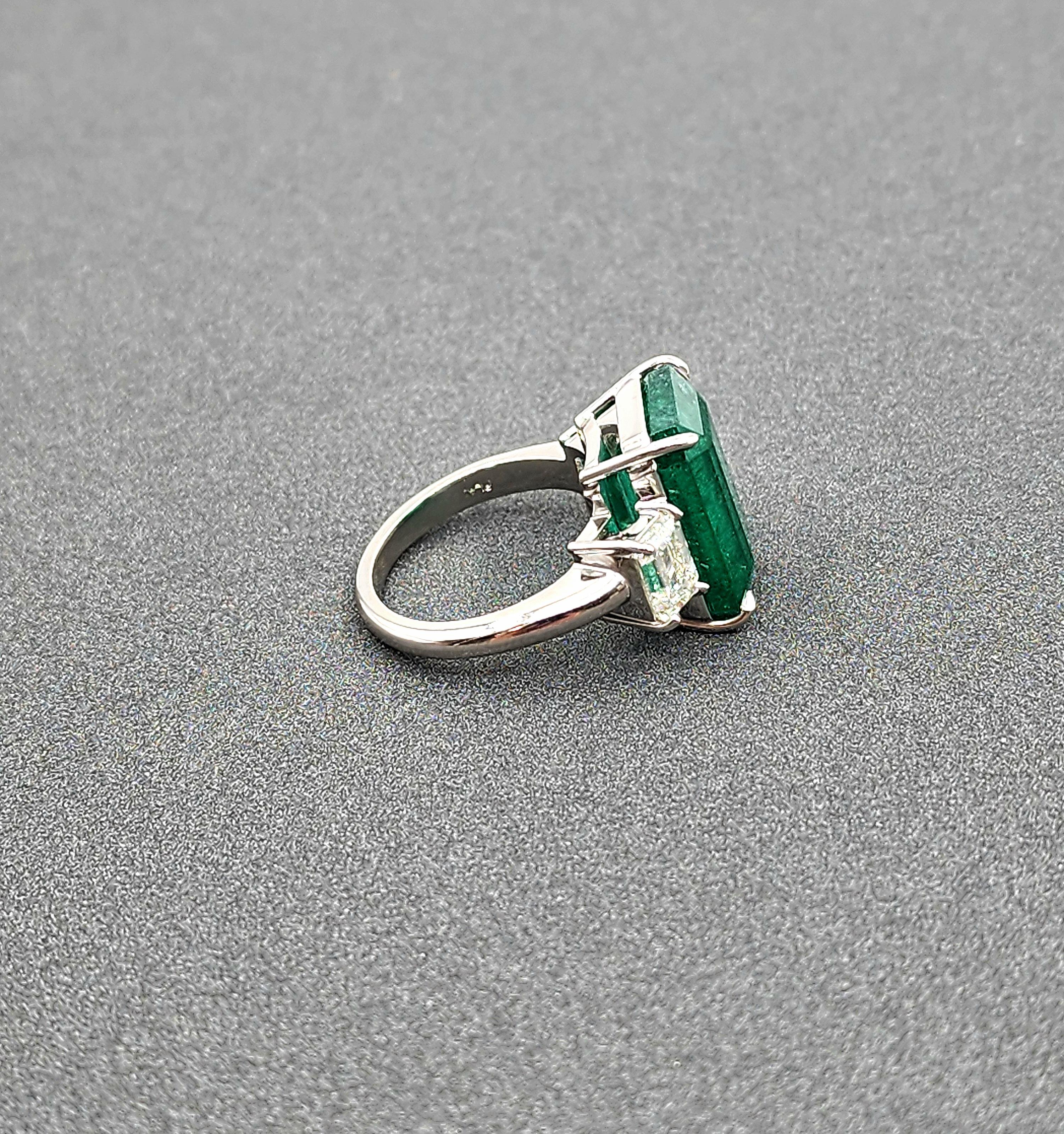 13.50 ct GIA Certified Natural Zambian Emerald & Diamond Ring In New Condition For Sale In Chicago, IL
