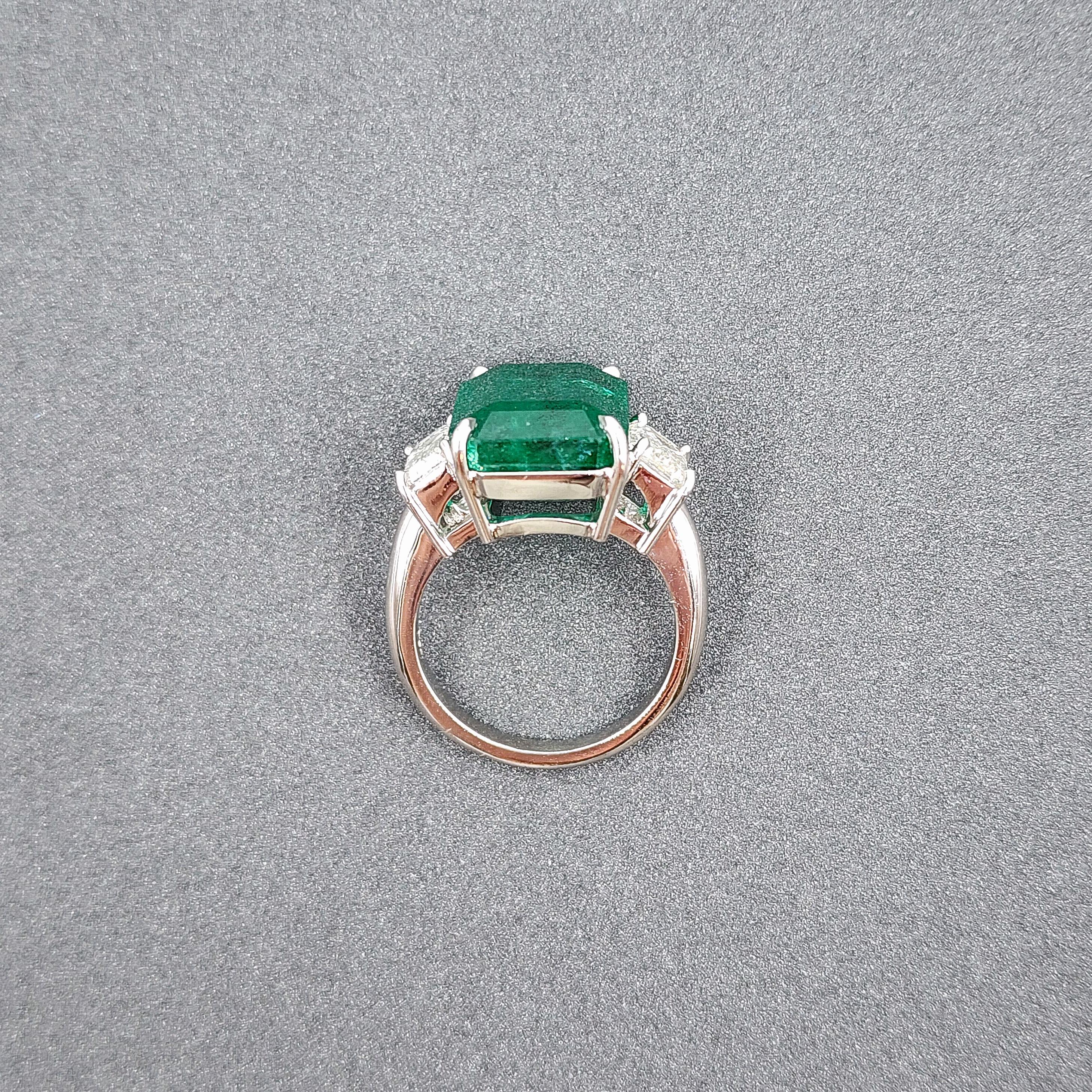 Women's or Men's 13.50 ct GIA Certified Natural Zambian Emerald & Diamond Ring For Sale