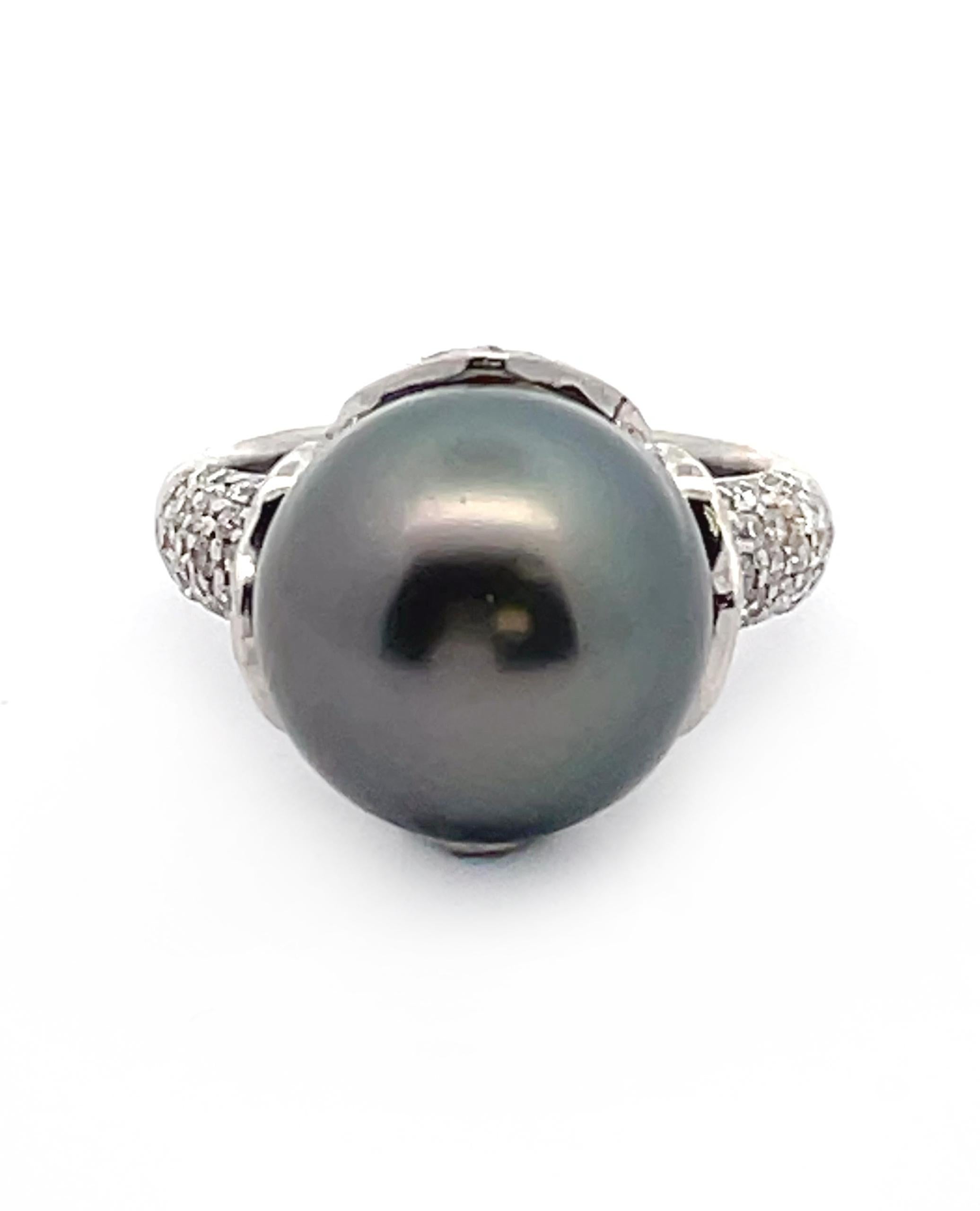 Ring aus 18 Karat Weißgold mit runden Diamanten von insgesamt 1,50 Karat und einer schwarzen Tahiti-Perle von 13,54 mm.

Die Perle hat eine glatte, glänzende Oberfläche mit grau-schwarzen Reflexen.

Fingergröße ist 6.5, kann um bis zu 2 Größen
