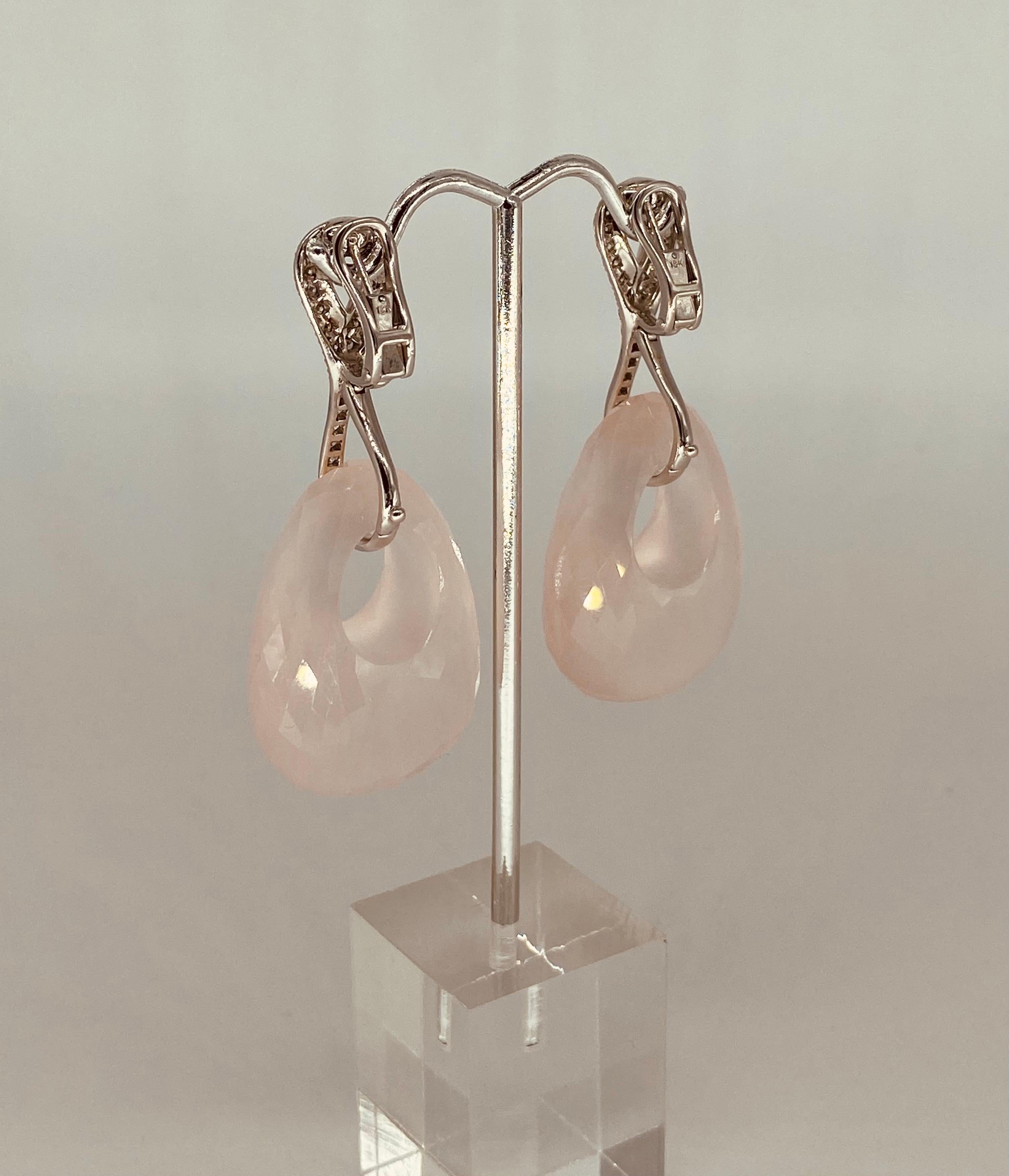 Pendientes colgantes dobles de cuarzo rosa ovalado de 135,5 quilates con diamantes blancos.
Maravillosamente montado con experiencia de trabajo maestro. ¡Estos pendientes son toda una declaración de moda! Los pendientes tienen un vástago opcional en