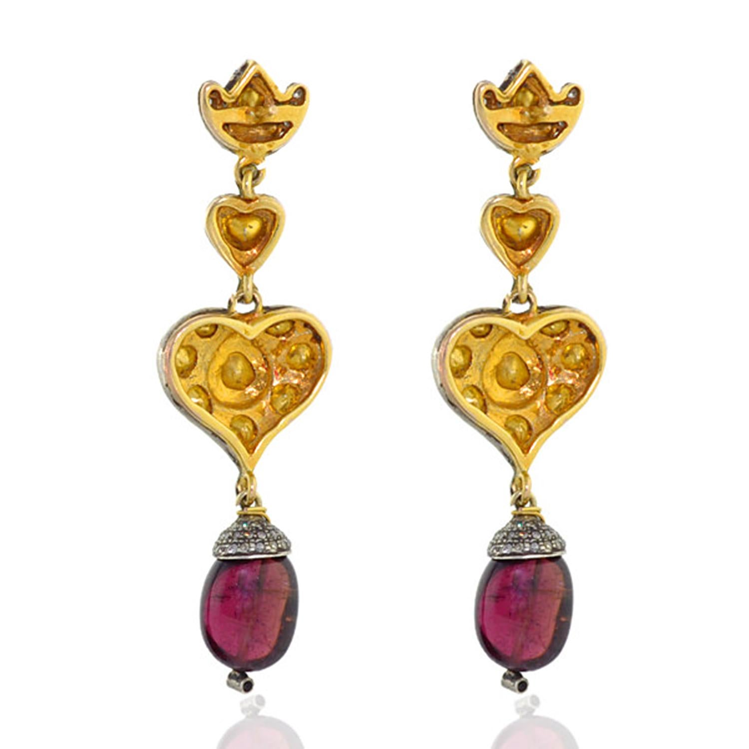 Realizzati in oro a 14 carati e argento sterling, questi orecchini in stile antico sono incastonati a mano con 13,55 carati di tormalina e 1,7 carati di diamanti taglio rosa.

SEGUI  Visita la vetrina di Meghna Jewels per vedere l'ultima collezione