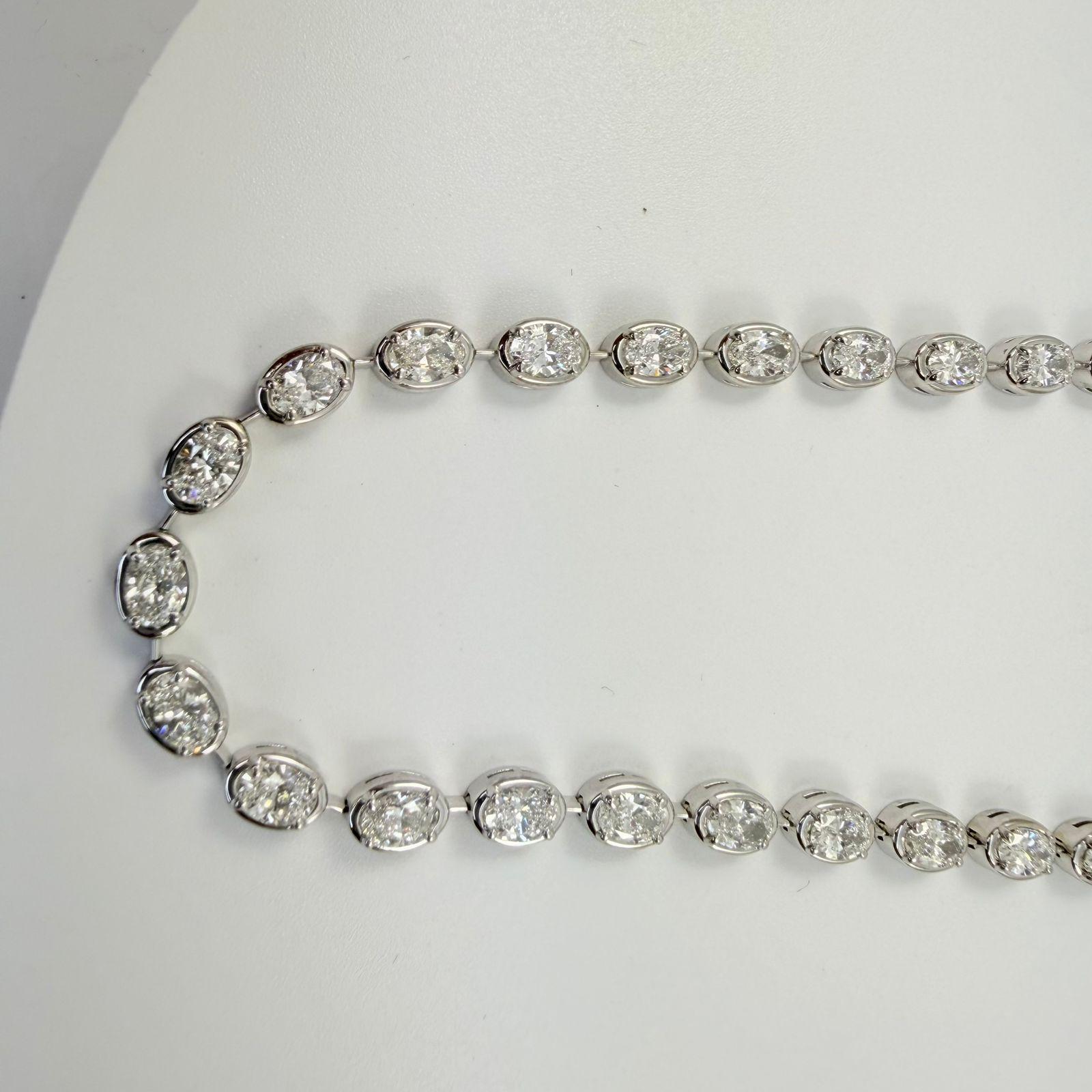 13.58 Quilates , Engastado en Bisel, Collar de Tenis de Diamantes Ovalados en Oro Blanco de 14K Contemporáneo en venta